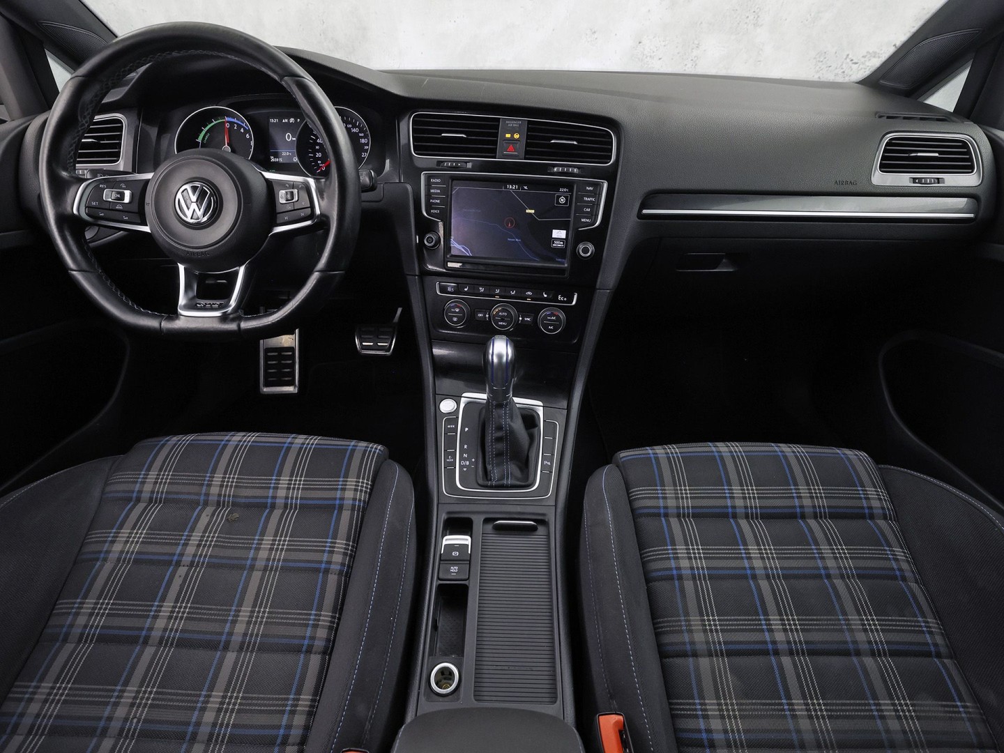 Volkswagen Golf 1.4 TSI GTE 204Pk Automaat (APPLE CARPLAY, NAVIGATIE, SOH 79,4%, CLIMATE, STOELVERWARMING, SPORTSTOELEN, GETINT GLAS, LED KOPLAMPEN, CRUISE, NIEUWSTAAT)