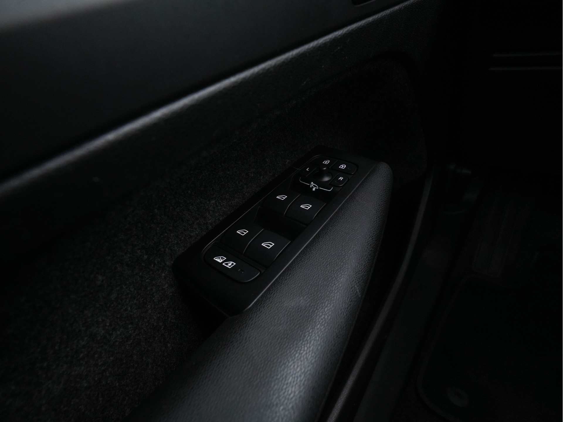 Volvo C40 Recharge Twin Intro Edition 78 kWh AWD [ 3-Fase ] {SOH-87%} (INCL-BTW) Aut. *HEATPUMP | PANO | LEATHER-ALCANTARA | DIGI-COCKPIT | FULL-LED | HARMAN/KARDON | TOPVIEW | NAVI-FULLMAP | ECC | PDC | KEYLESS | HEATED-SPORTSEATS | TOWBAR | PRIVACY-GLAS