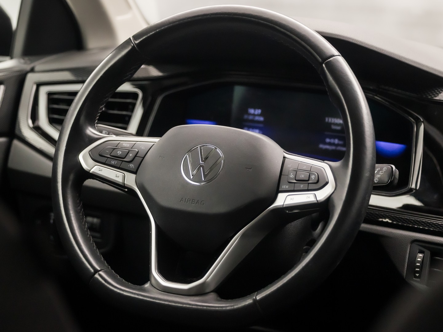 Volkswagen Polo 1.0 TSI Sport (VIRTUAL COCKPIT, 1e EIGENAAR, APPLE CARPLAY, GROOT NAVI, CLIMATE, STOELVERWARMING, SPORTSTOELEN, GETINT GLAS, LM VELGEN, CRUISE, PARKEERSENSOREN, NIEUWSTAAT)