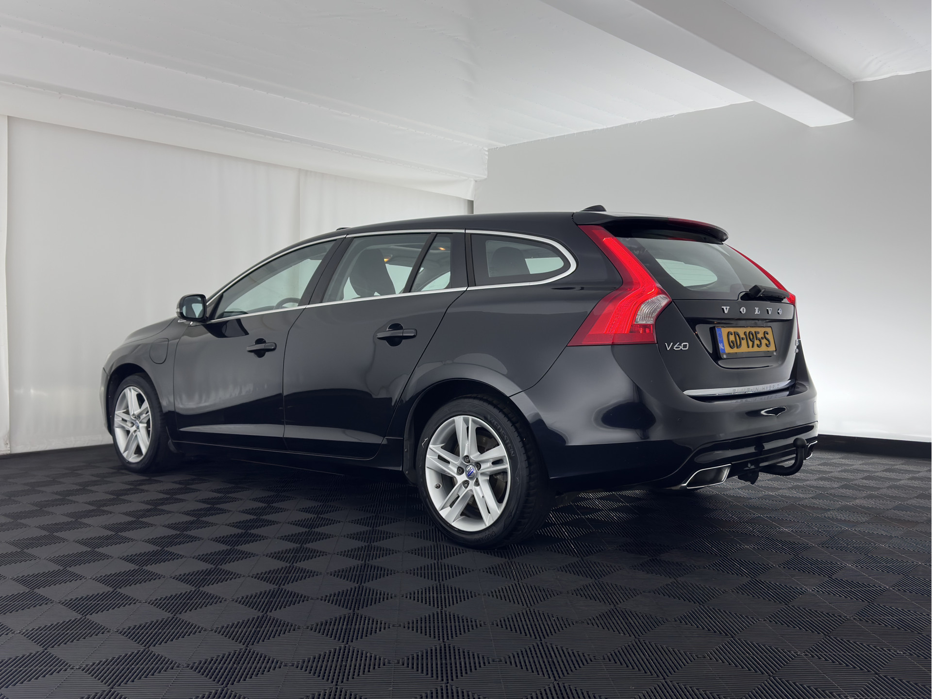 Volvo V60 2.4 D6 AWD Plug-In Hybrid Momentum Aut. *PANO | LEATHER-FABRIC | NAVI-FULLMAP | HEATED-COMFORTSEATS | ECC | PDC | CRUISE | TOWBAR | 17''ALU*
