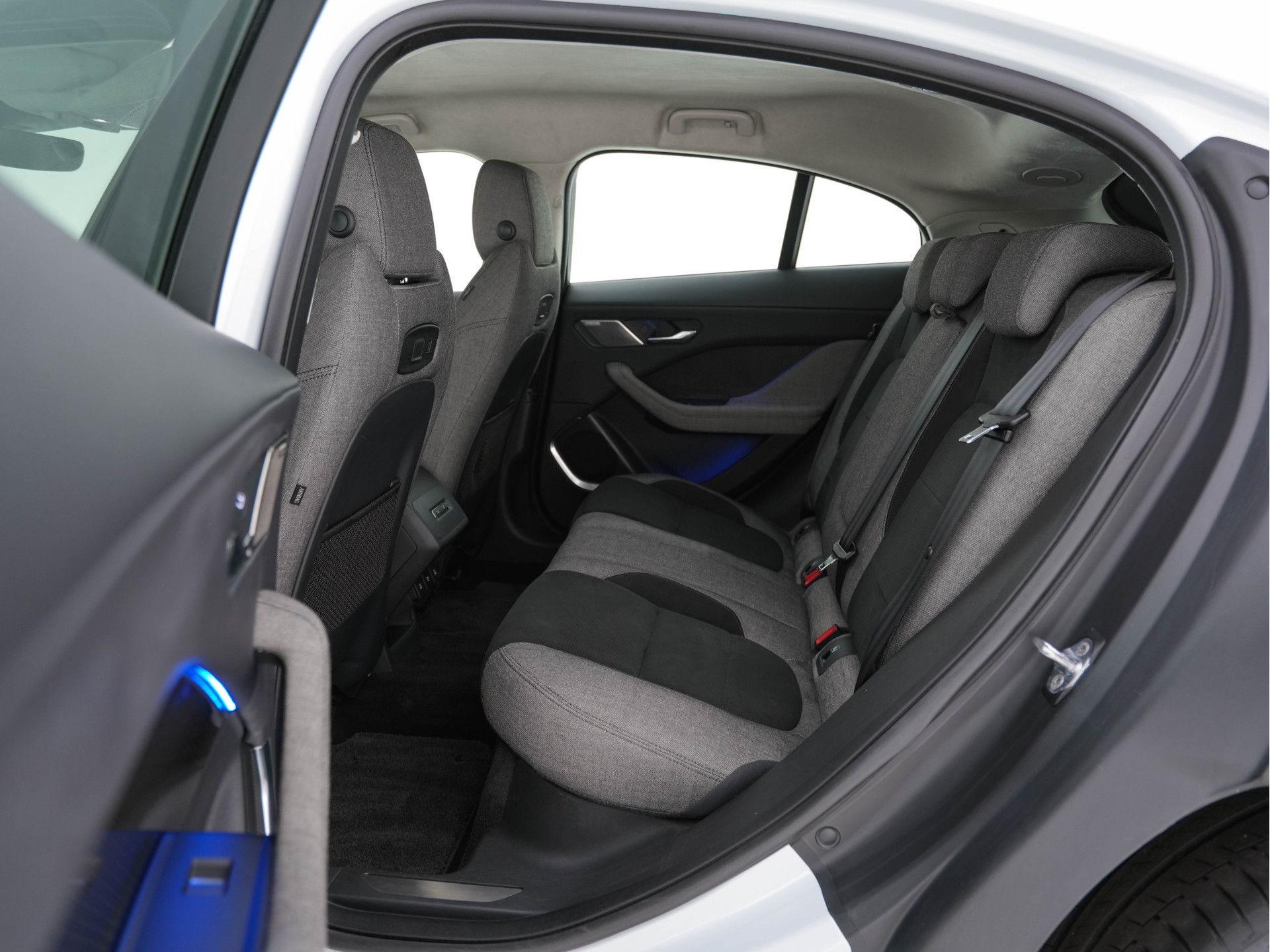 Jaguar I-PACE EV400 HSE First Edition AWD {SOH-91%} (INCL-BTW) Aut. *DIGI-COCKPIT | MATRIX-LED | MICROFIBRE | MERIDIAN-AUDIO | SURROUND-VIEW | KEYLESS | LANE-ASSIST | BLIND-SPOT | CRUISE | DAB | MEMORY-PACK | CCS-FASTLOADER | SPORT-SEATS | 22"