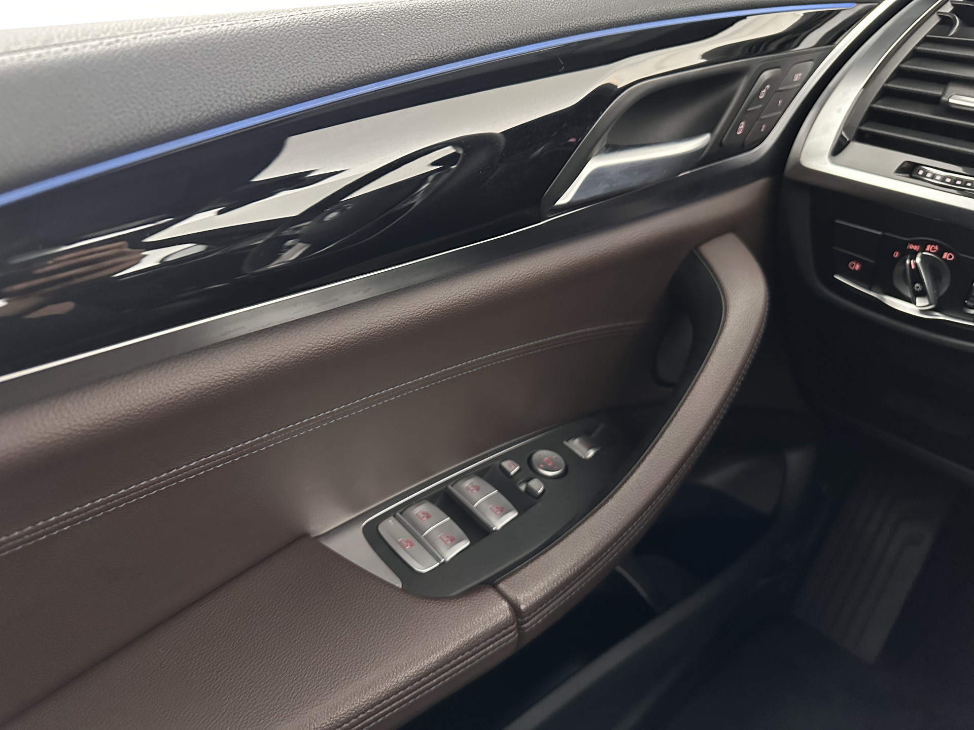 BMW iX3 High Executive 80 kWh [ 3-Fase-11kW ] {SOH-99%} (INCL-BTW) Aut. *HEATPUMP | PANO | LEATHER | HARMAN/KARDON | FULL-LED | BLINDSPOT | MEMORY-PACK | DIGI-COCKPIT | HEATED-SPORTSEATS | KEYLESS | TOPVIEW | DAB+ | NAVI-FULLMAP | HEAD-UP | ...