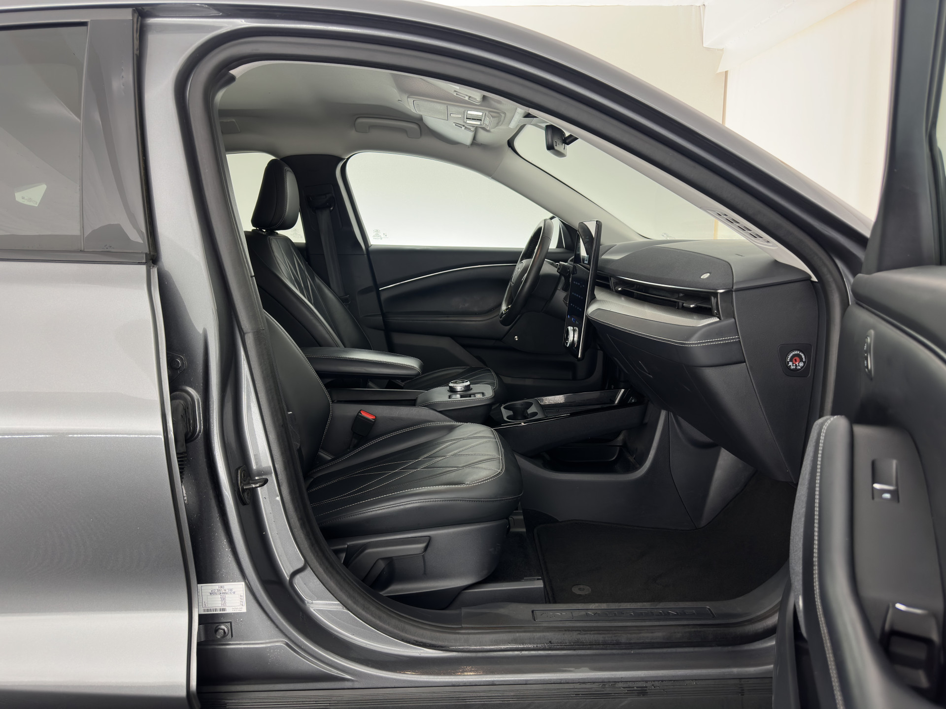 Ford Mustang Mach-E RWD 75 kWh (3-Fase) {SOH-93%} (INCL-BTW) Aut. *LEATHER | FULL-LED | DAB+ | DIGI-COCKPIT | KEYLESS | NAVI-FULLMAP | TOPVIEW | LANE-ASSIST | BLINDSPOT | CARPLAY | HEATED-COMFORTSEATS | PRIVACY-GLASS |TOWBAR | 18"ALU*