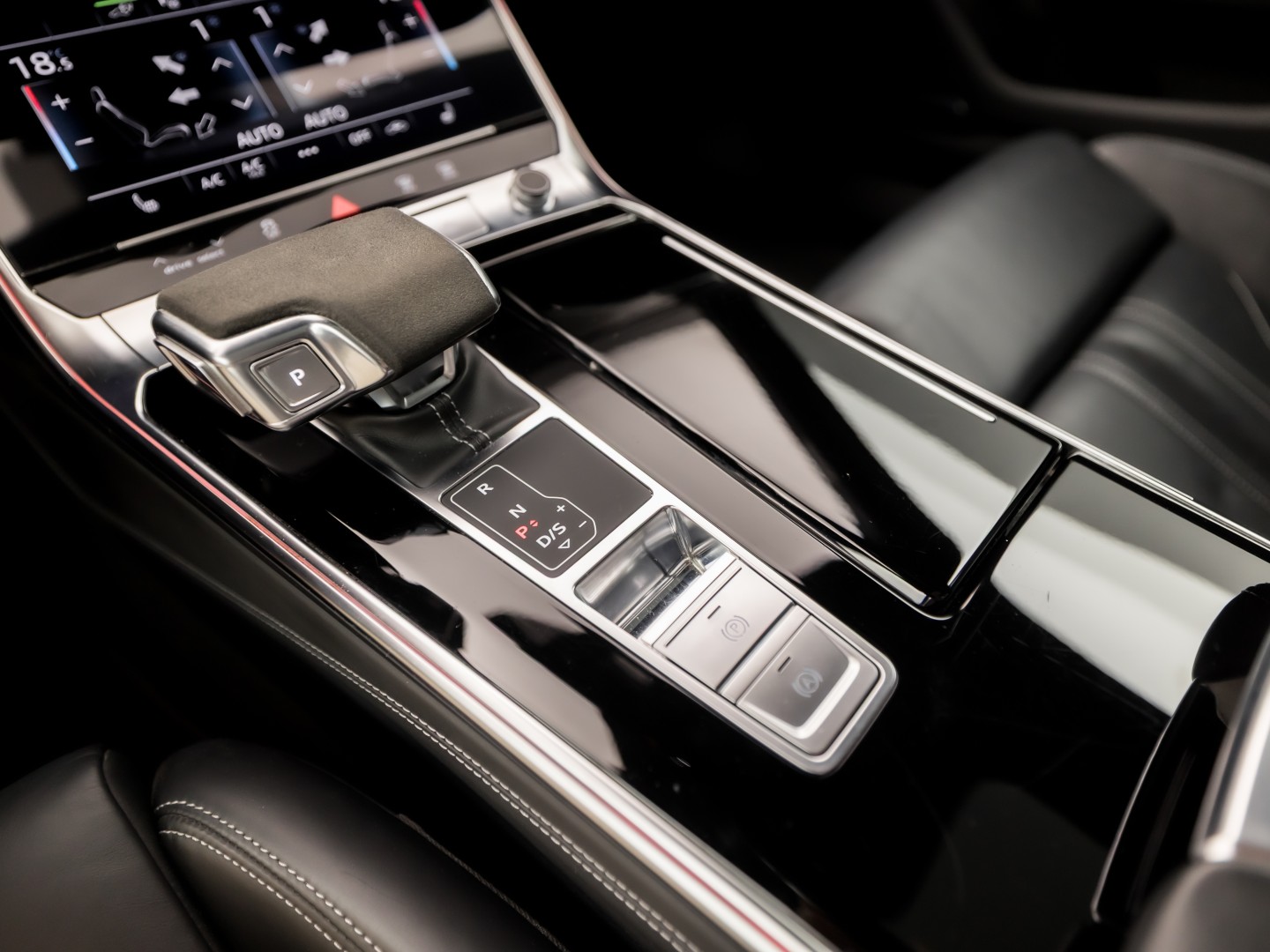 Audi A6 55 TFSI e Quattro S-Line Competition 367Pk Automaat (PANORAMADAK, CARBON PACK, BANG&OLUFSEN, APPLE CARPLAY, CAMERA, MEMORY SEATS, GETINT GLAS, HEAD-UP DISPLAY, ADAPTIVE CRUISE, SFEERVERLICHTING, NIEUWSTAAT)