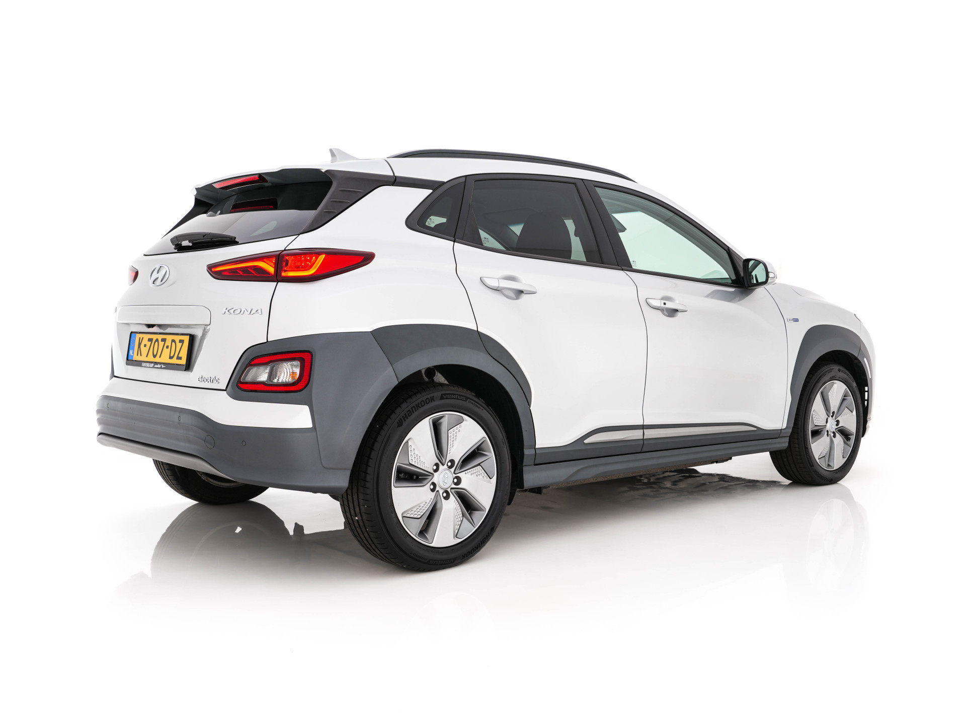 Hyundai Kona EV Fashion 64 kWh (3-Fase) {SOH-100%} (INCL-BTW)  Aut * HEATPUMP | NAVI-FULLMAP | LEATHER-FABRIC | KEYLESS | CAMERA | DAB | ECC | PDC | ADAPTIVE-CRUISE | LANE-ASSIST | HEATED SEATS | PRIVACY-GLASS | HEAD-UP | SHIFT-PADDLES | 17"A