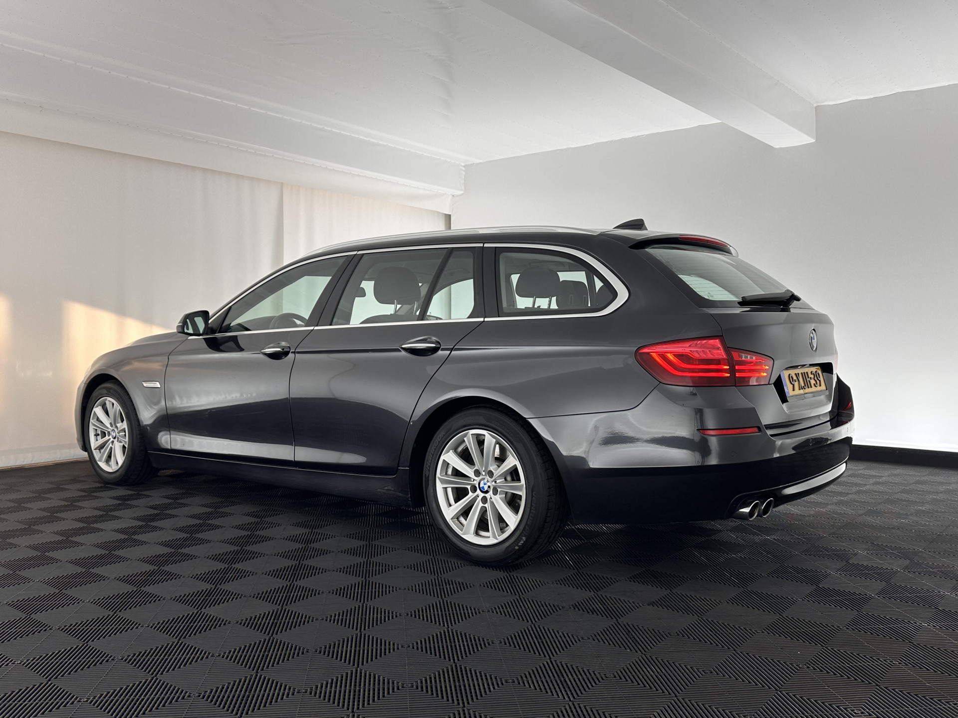 BMW 5-serie Touring 518d Executive Aut. *NAVI-FULLMAP | BI-XENON | CARPLAY |  LANE-ASSIST | TOWBAR | ECC | PDC | CRUISE | COMFORT-SEATS | AMBIENT-LIGHT | 17''ALU*