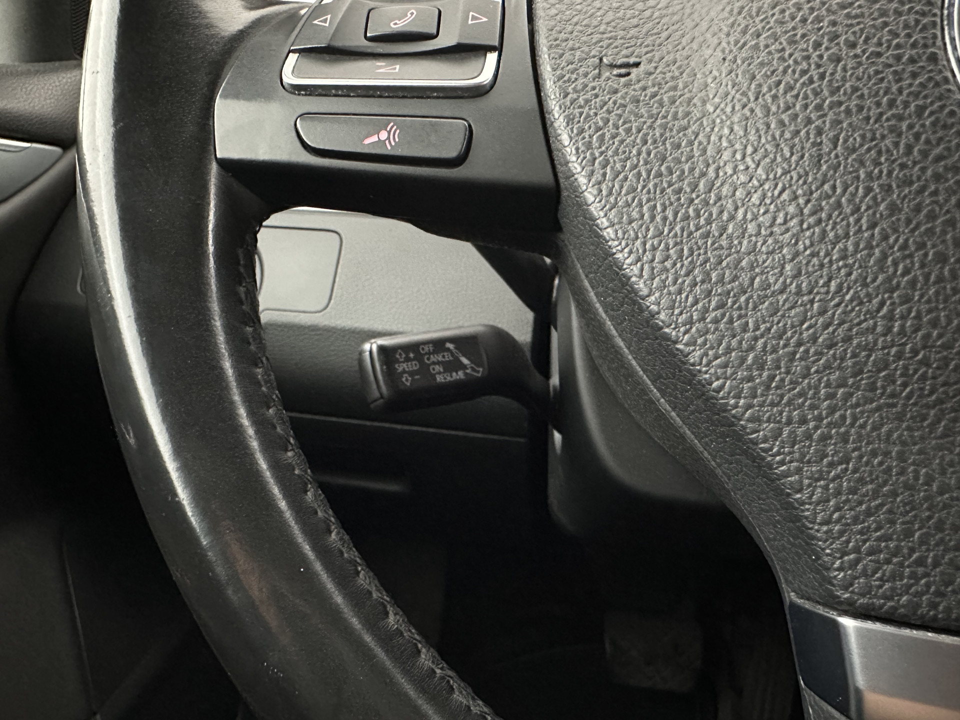 Volkswagen CC 1.8 TSI Aut. *LEATHER | BI-XENON | HEATED-SPORTSEATS | NAVI-FULLMAP | ECC | PDC | CRUISE | SHIFTPADDLES | PRIVACY-GLASS | TOWBAR | 18''ALU*