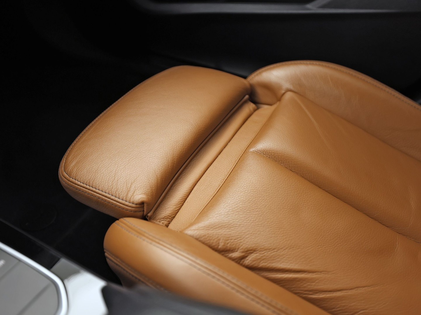 BMW 1 Serie 118i M Sport Automaat (PANORAMADAK, M PAKKET, DEALER ONDERHOUDEN, STUUR/STOELVERWARMING, CAMERA, BRUIN LEDER, SPOILER, BLACK PACK, SFEERVERLICHTING, NIEUWSTAAT)