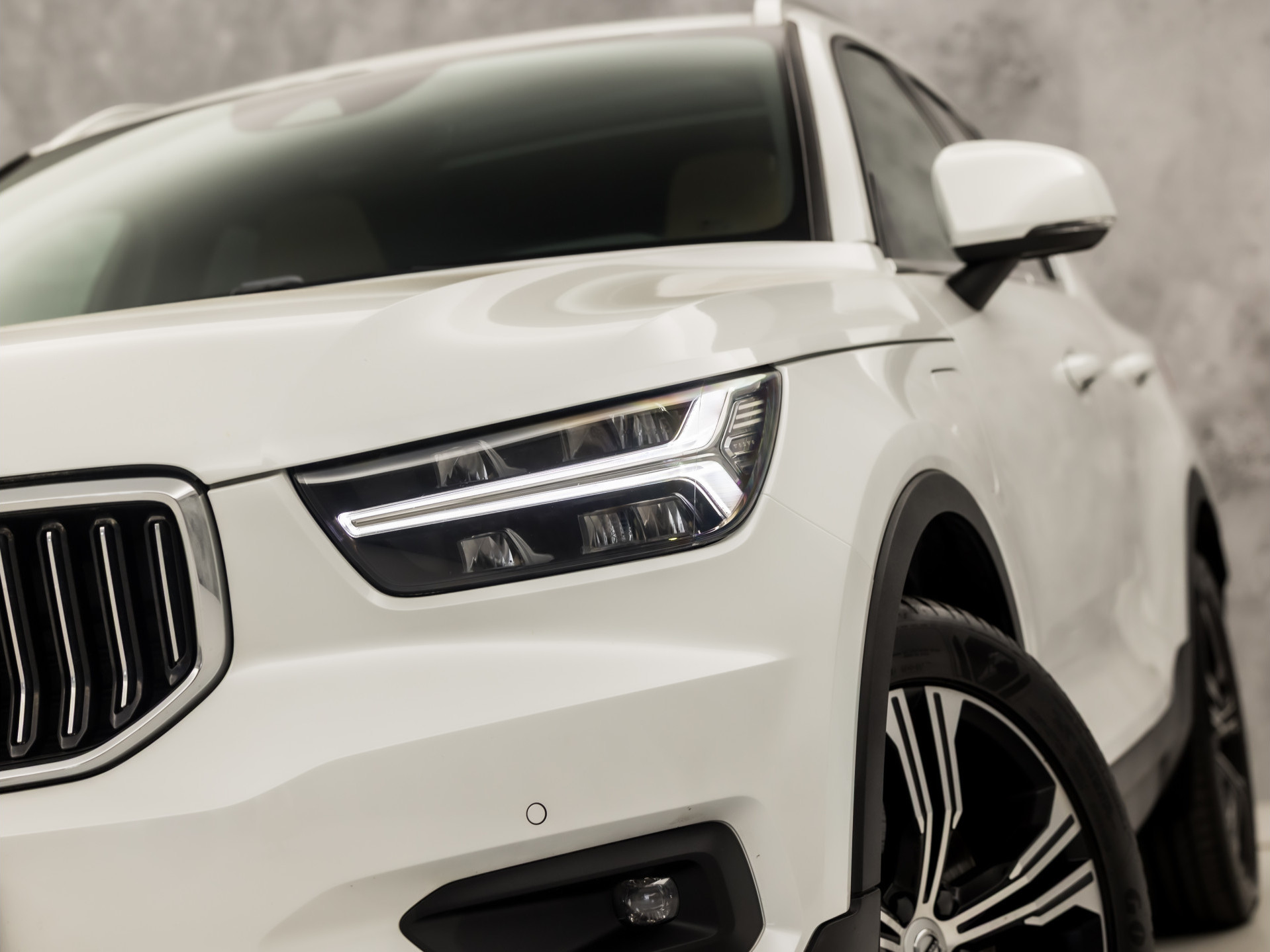 Volvo XC40 1.5 T5 Recharge Inscription Sport 262Pk Automaat (PANORAMADAK, APPLE CARPLAY, MEMORY SEAT, ZWART HEMEL, CAMERA, LEDER, SPORTSTOELEN, ELEK ACHTERKLEP, NIEUWSTAAT)