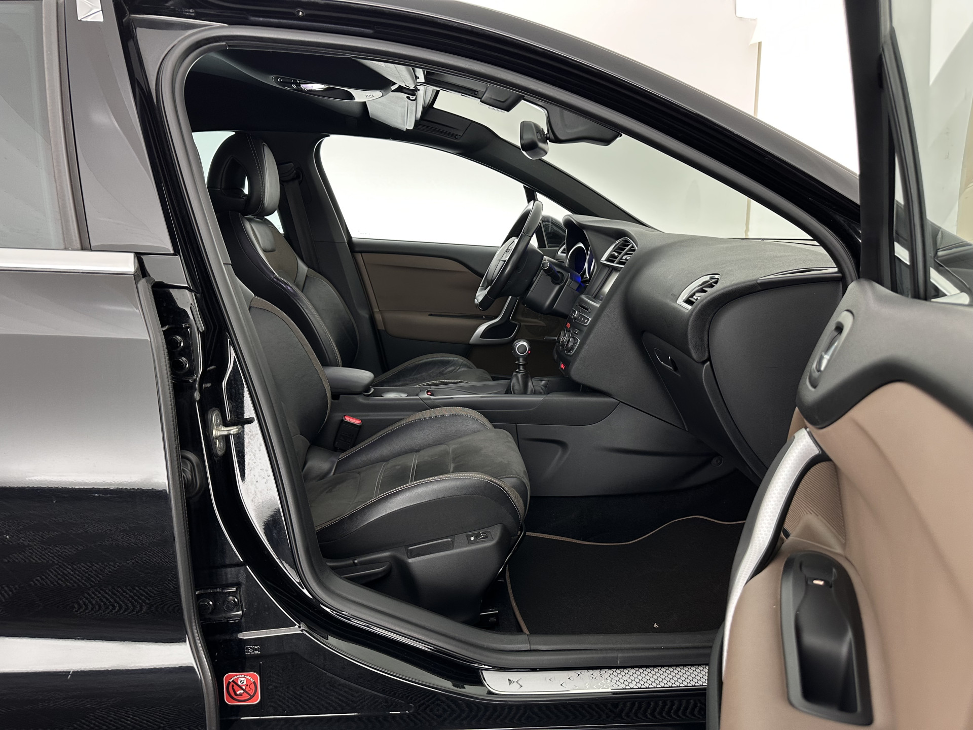 DS 4 1.6 BlueHDi Chic *PANO-WINDOW | FULL-LED | LEATHER-ALCANTARA | HEATED-COMFORTSEATS | NAVI-FULLMAP | DAB | CAMERA | PRIVACYGLASS | ECC | PDC | CRUISE | KEYLESS | TOWBAR | 16''ALU*