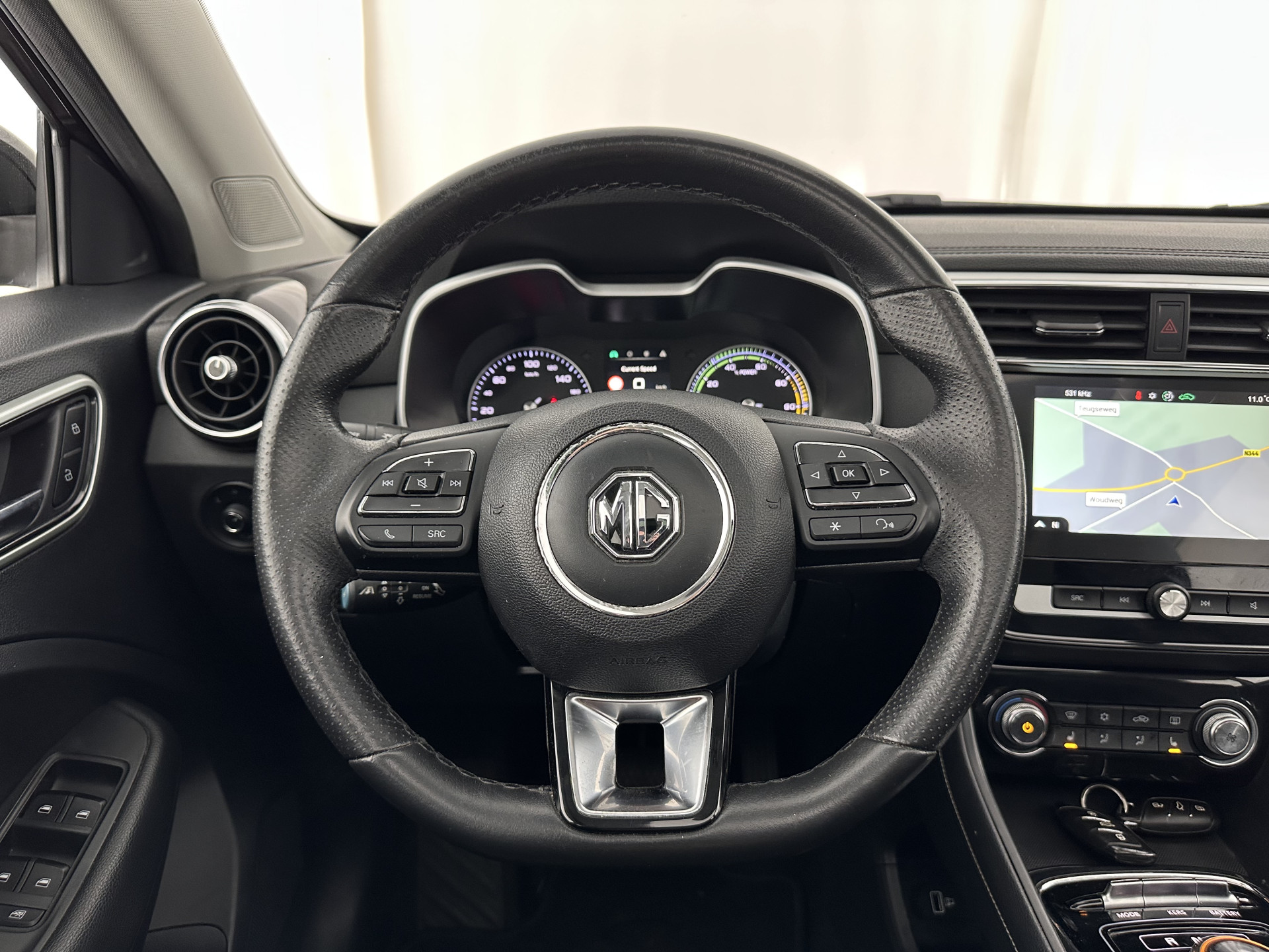 MG ZS EV Luxury 45 kWh {SOH-90%} (INCL-BTW) Aut. *PANO | LEATHER | CCS-FASTLOADER | KEYLESS | NAVI-FULLMAP | ADAPTIVE-CRUISE | CAMERA | HEATED-SPORTSEATS | CARPLAY | BLINDSPOT | DAB | LANE-ASSIST | 17''ALU*