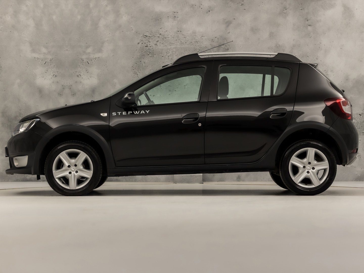 Dacia Sandero 0.9 TCe Stepway Lauréate (NAVIGATIE, AIRCO, LM VELGEN, SPORTSTOELEN, PARKEERSENSOREN, NIEUWSTAAT)