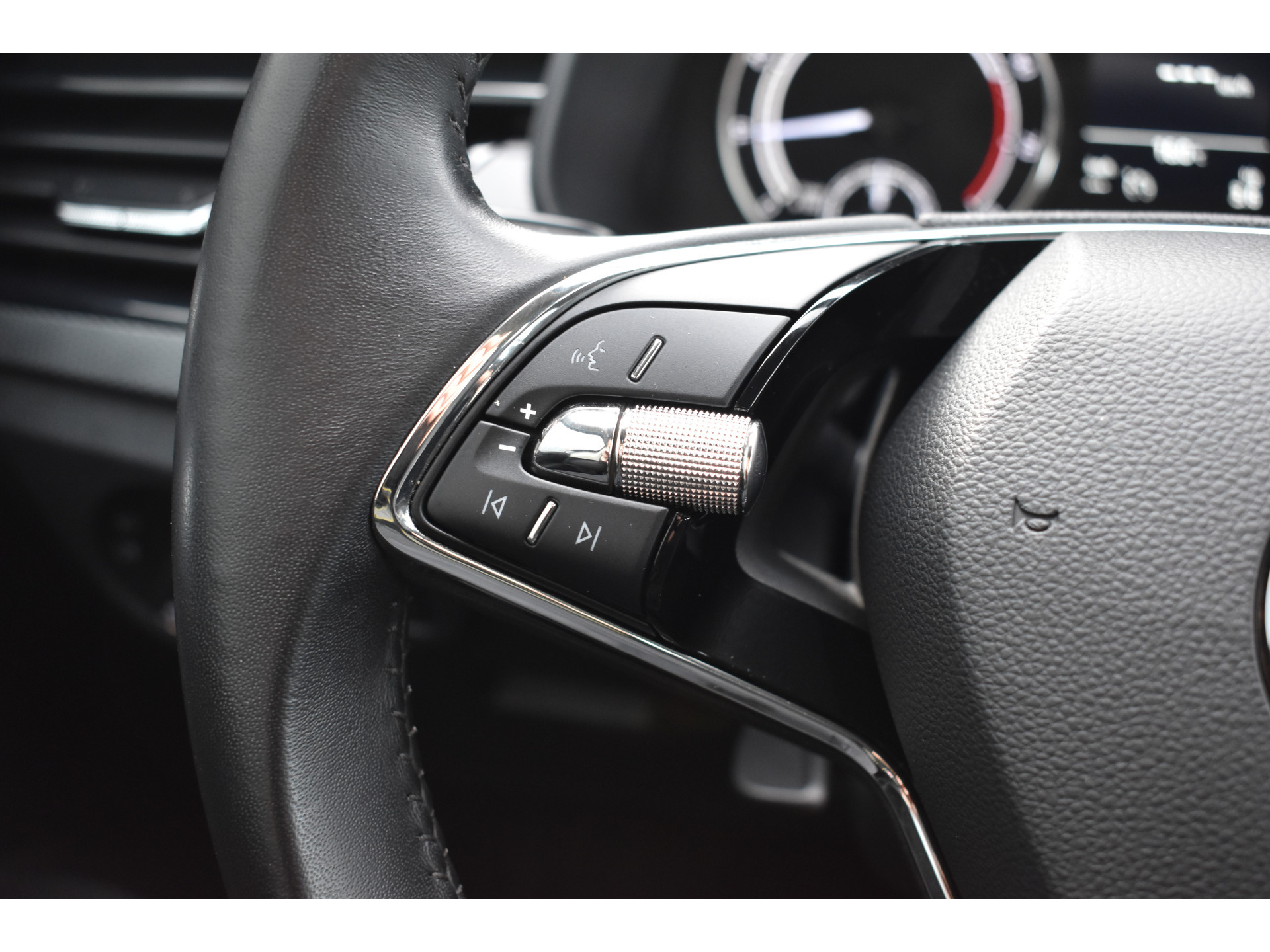 ŠKODA Scala 1.0 TSI Ambition Automaat Carplay Navigatie Front/lane assist Stoelverwarming Parkeer sensoren