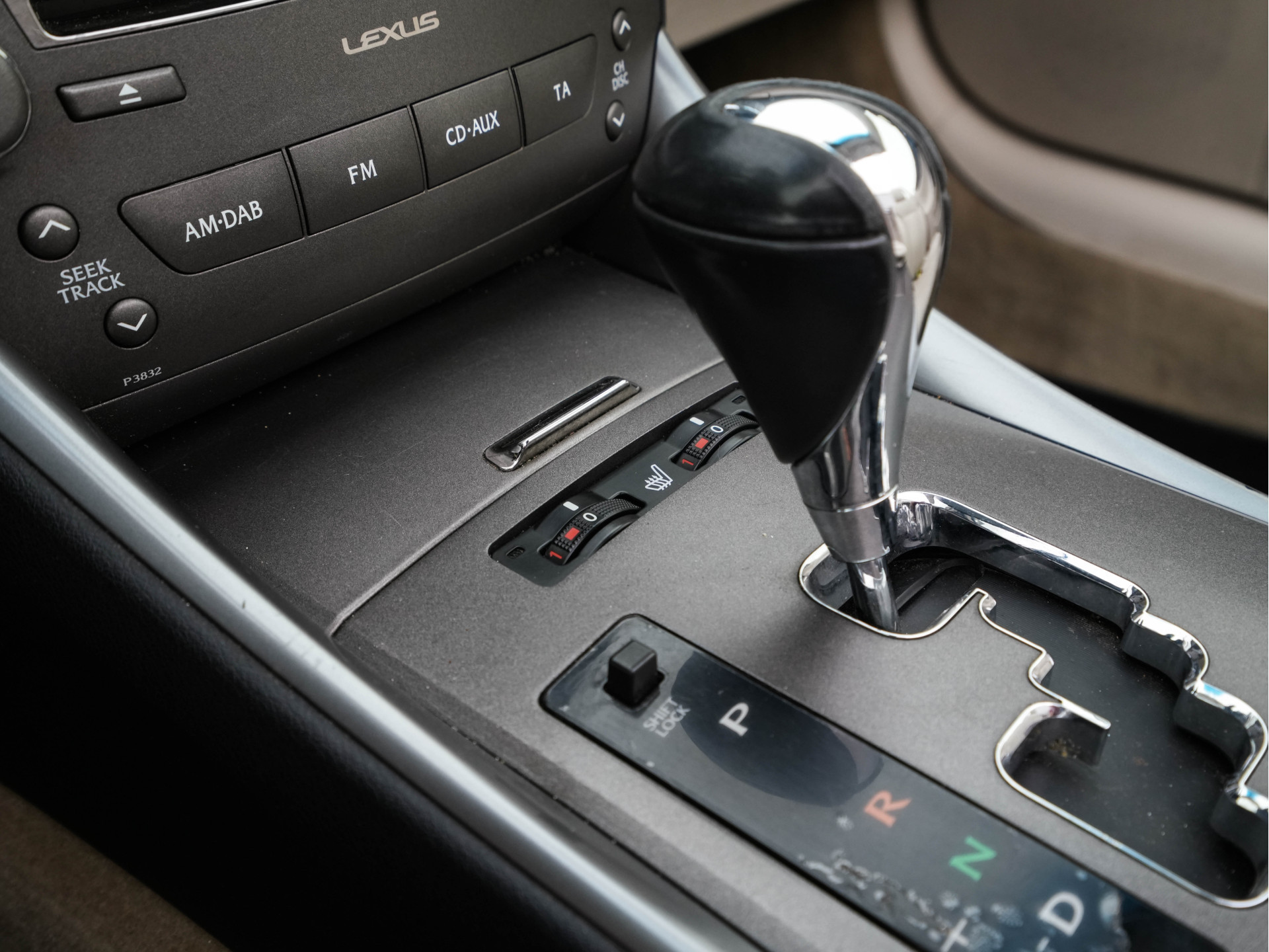 Lexus IS Cabriolet 250C Luxury Aut. * LEATHER | NAVI-FULLMAP | KEYLESS | PDC | SHIFT-PADDLES | CRUISE | ECC | HEATED-SEATS | CAMERA | AIRSCARF | 18''ALU *