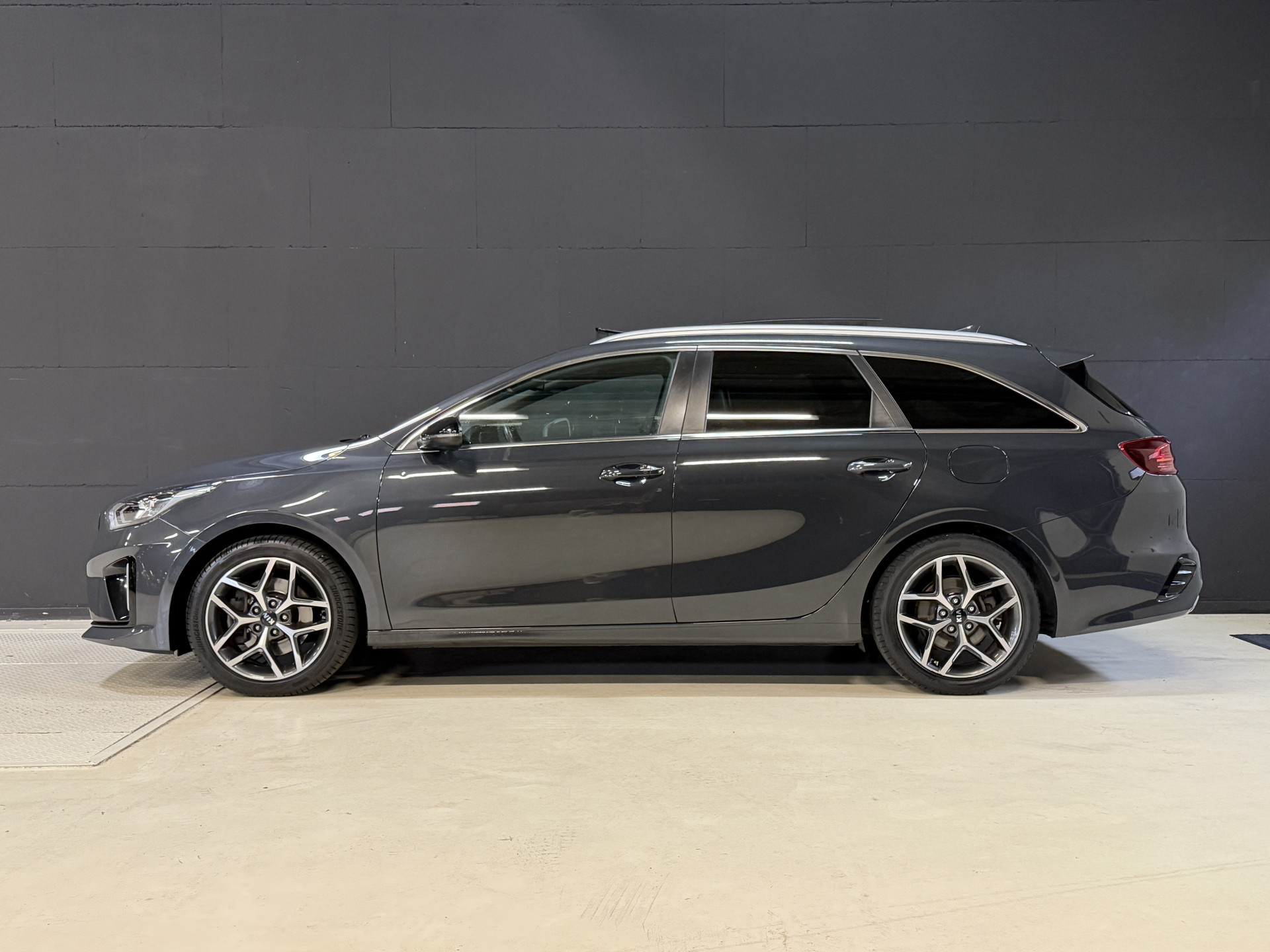 Kia Ceed Sportswagon 1.0 T-GDi GT-Line | Panoramadak | Dealer onderhouden | Camera | Afn. Trekhaak | Stoel/stuurverwarming | Carplay