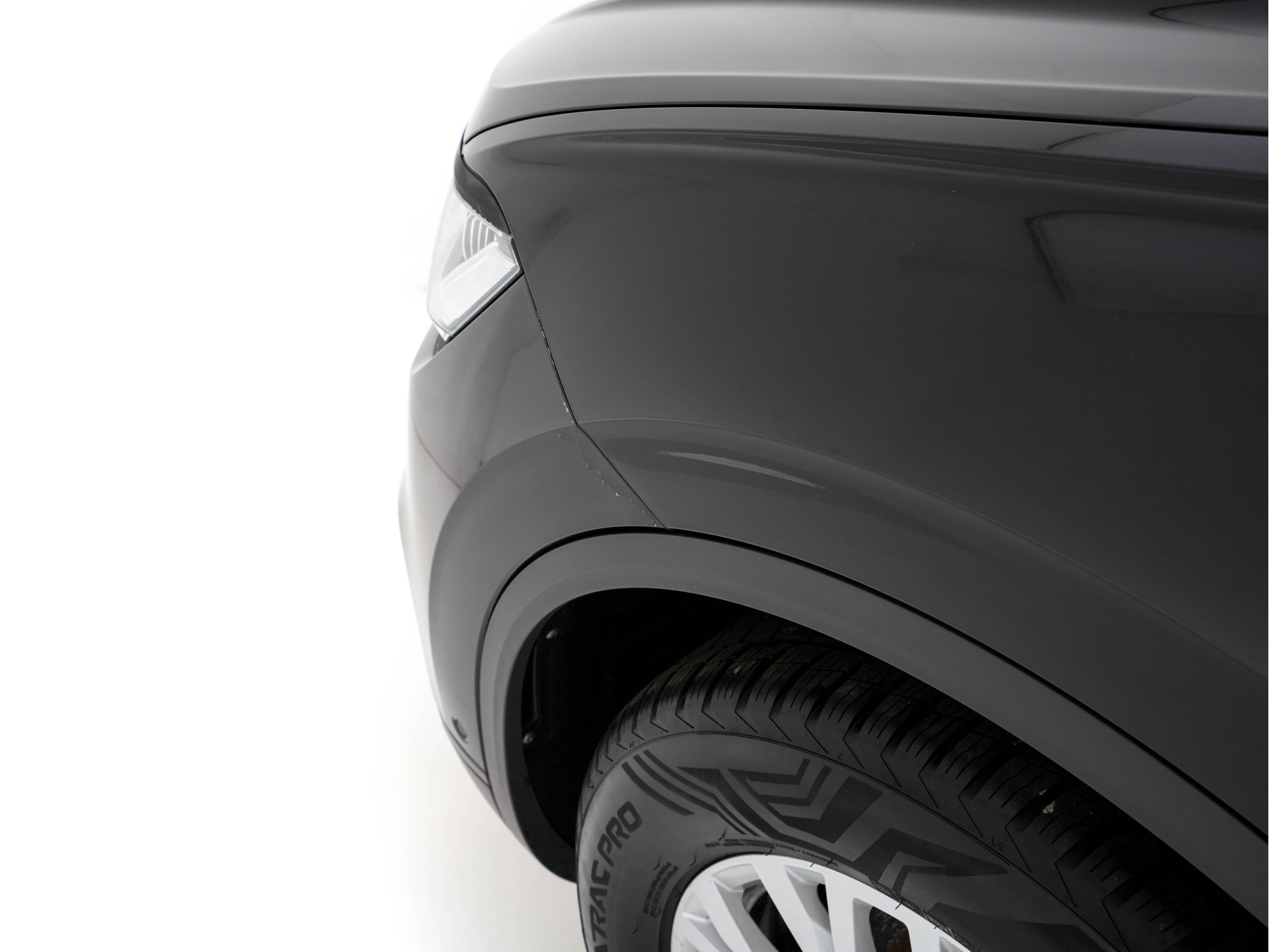 Volkswagen Touareg 3.0 TDI R-Line (INCL-BTW) Aut. *LEATHER | FULL-LED | BLIND-SPOT | HEATED-COMFORTSEATS | AIR-SUSPENSION | KEYLESS | CAMERA | NAVI-FULLMAP | PRIVACY-GLASS | ADAPTIVE-CRUISE |  SHIFT-PADDLES | TOWBAR*