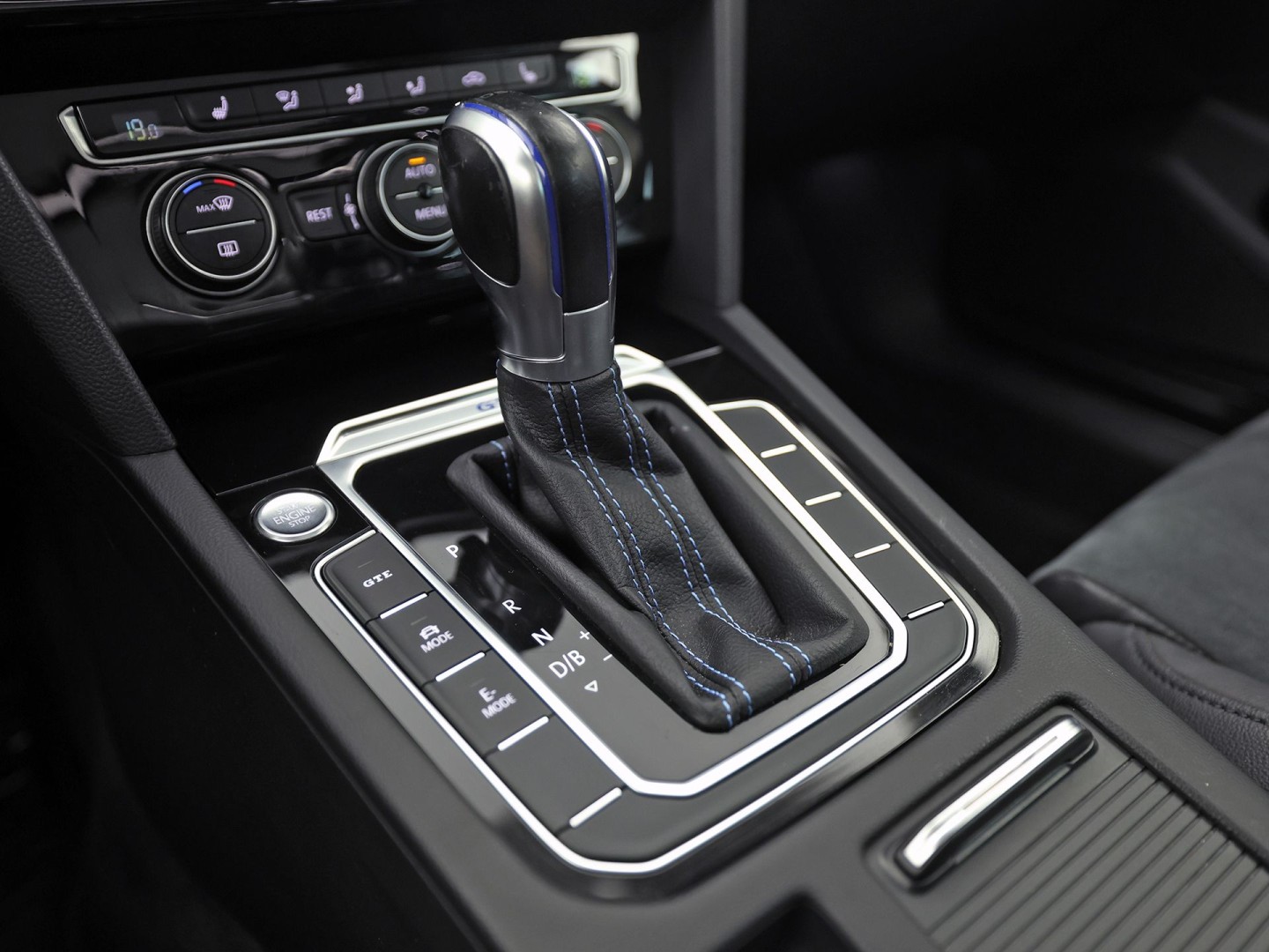 Volkswagen Passat Variant 1.4 TSI GTE HighLine Sport Automaat (PANORAMADAK, APPLE CARPLAY, SOH 77,9%, GROOT NAVI, CAMERA, TREKHAAK, KEYLESS, SPORTSTOELEN, STOELVERWARMING, GETINT GLAS, NIEUWSTAAT)