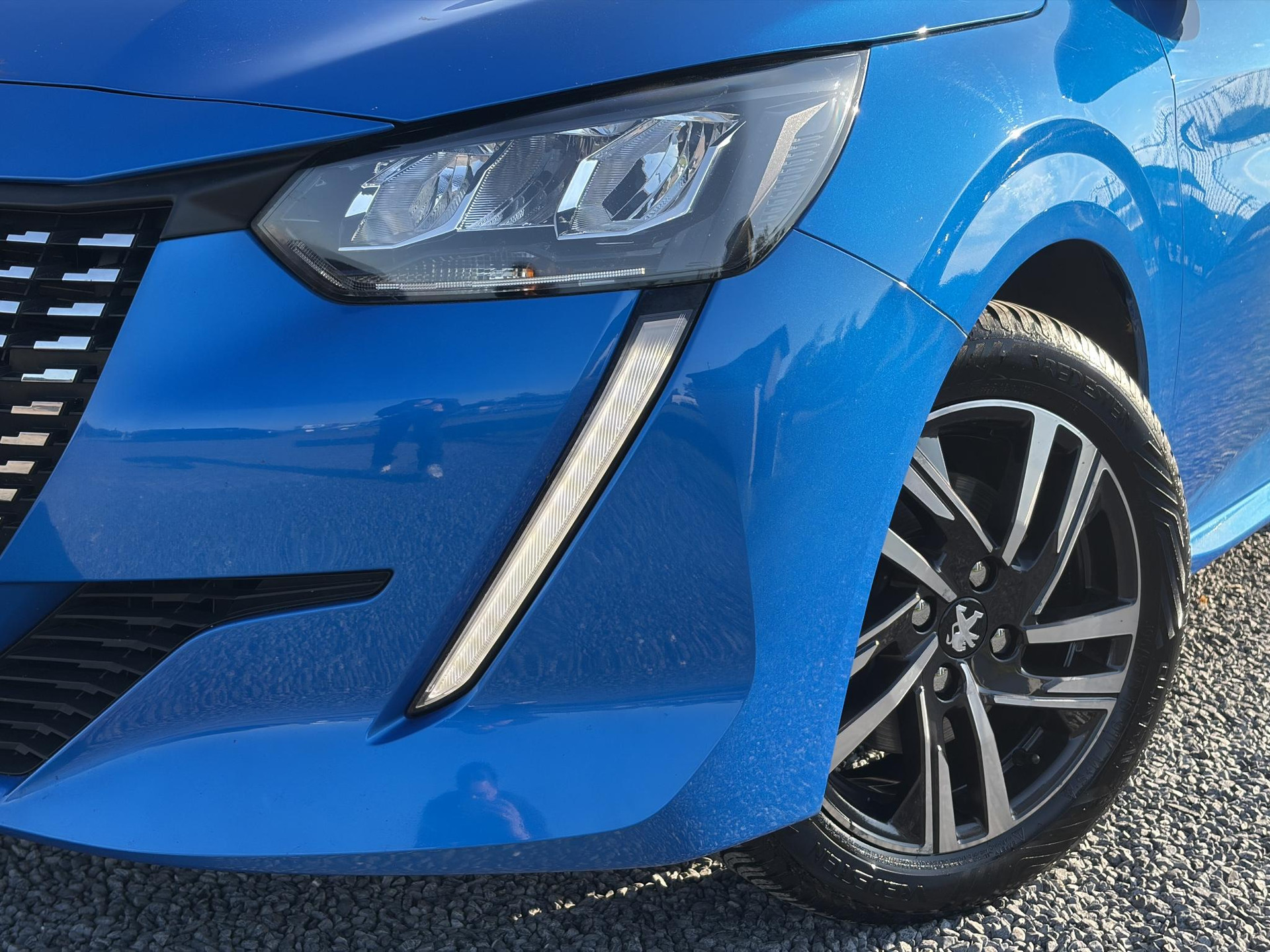 Peugeot 208 1.2 PureTech Allure ✓D-riem vv in 10-2025✓1e Eigenaar✓360° Camera✓Carplay✓Navi✓101pk✓LED✓Clima✓Cruise✓6 Bak✓Pdc✓Lm velgen✓Halfleder✓Recent beurt gehad✓N.A.P✓Apk tot 08-2028