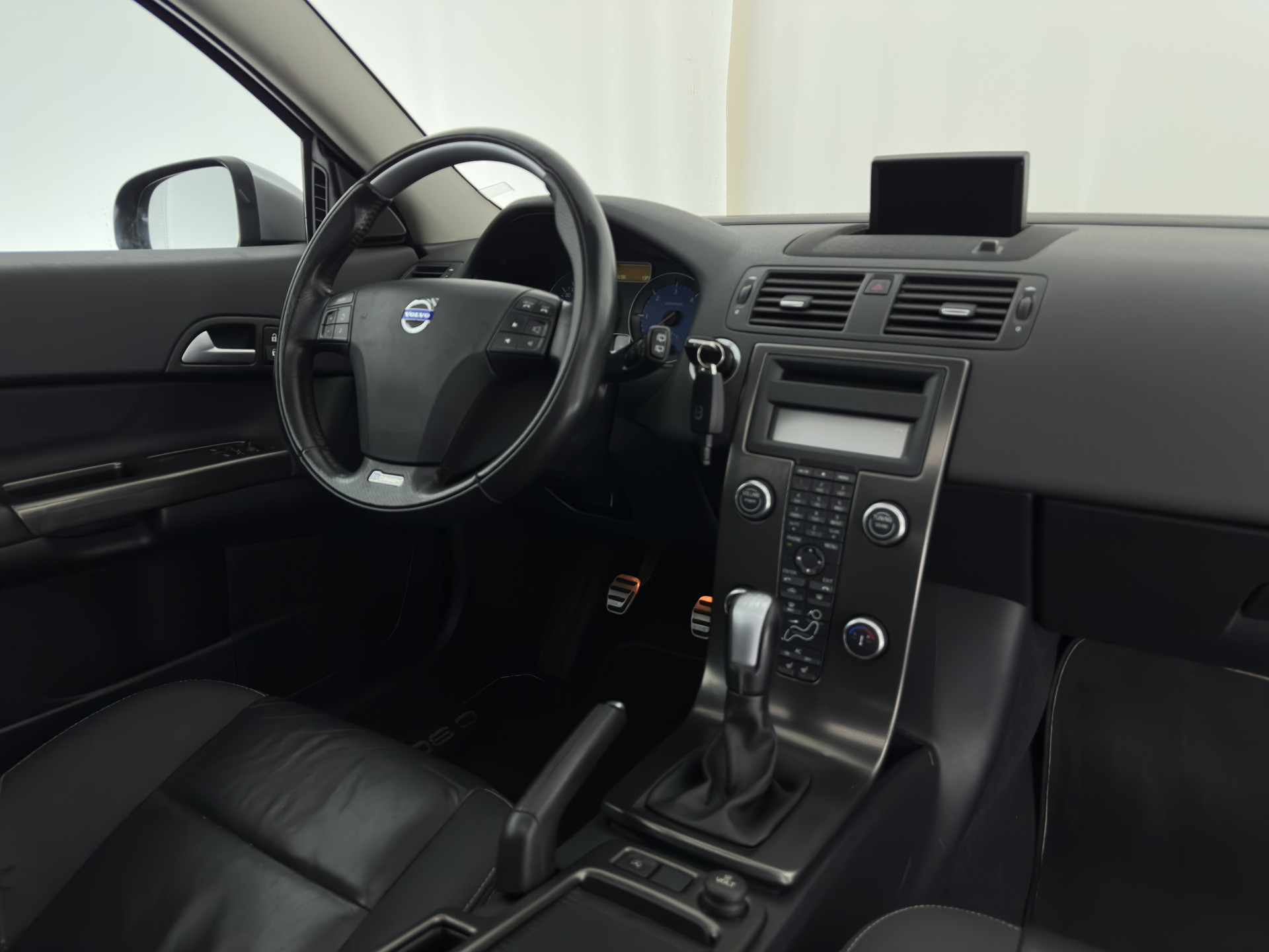 Volvo C30 1.6 D2 R-Design Sport-pack *PANO | BI-XENON | LEATHER-FABRIC | NAVI-FULLMAP | HEATED-SPORTSEATS | ECC | CARBON-INLAY | PDC | PREMIUM-AUDIO | CRUISE | 17''ALU*