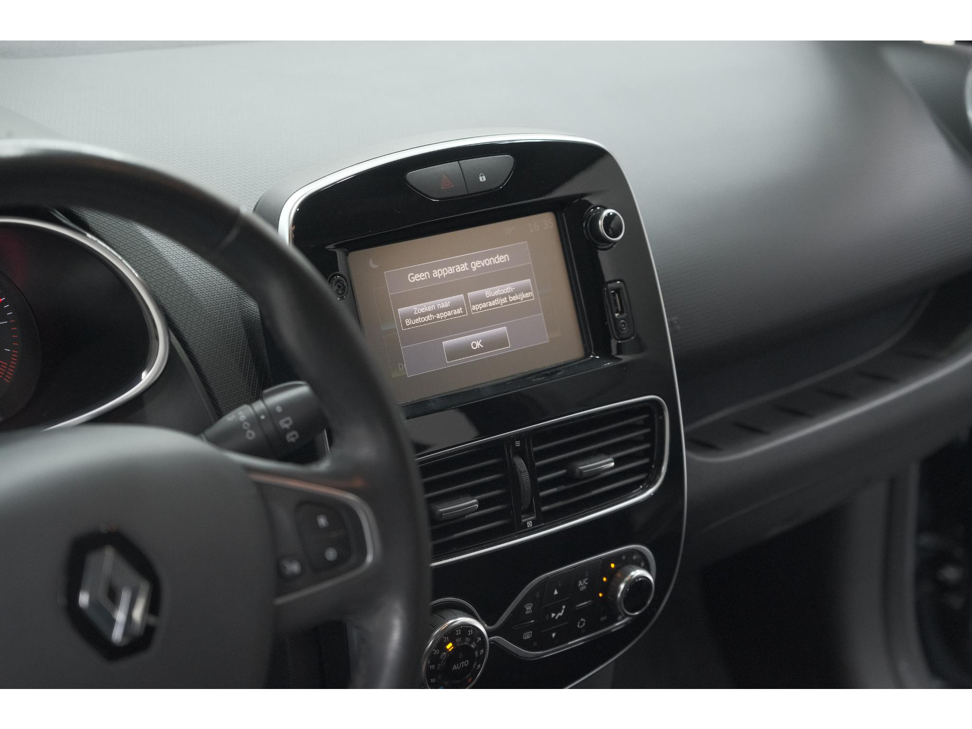 Renault Clio 1.2 Limited | Trekhaak | Navigatie | Parkeersensoren | Climate Control