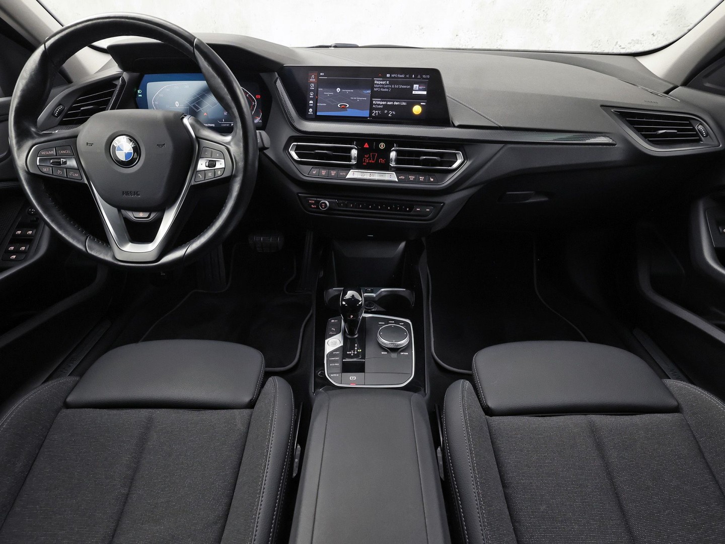 BMW 1 Serie 118i Sport Automaat (APPLE CARPLAY, DEALER ONDERHOUDEN, GROOT NAVI, CAMERA, STUUR/STOELVERWARMING, SPORTSTOELEN, TREKHAAK, GETINT GLAS, ELEK ACHTERKLEP, NIEUWSTAAT)