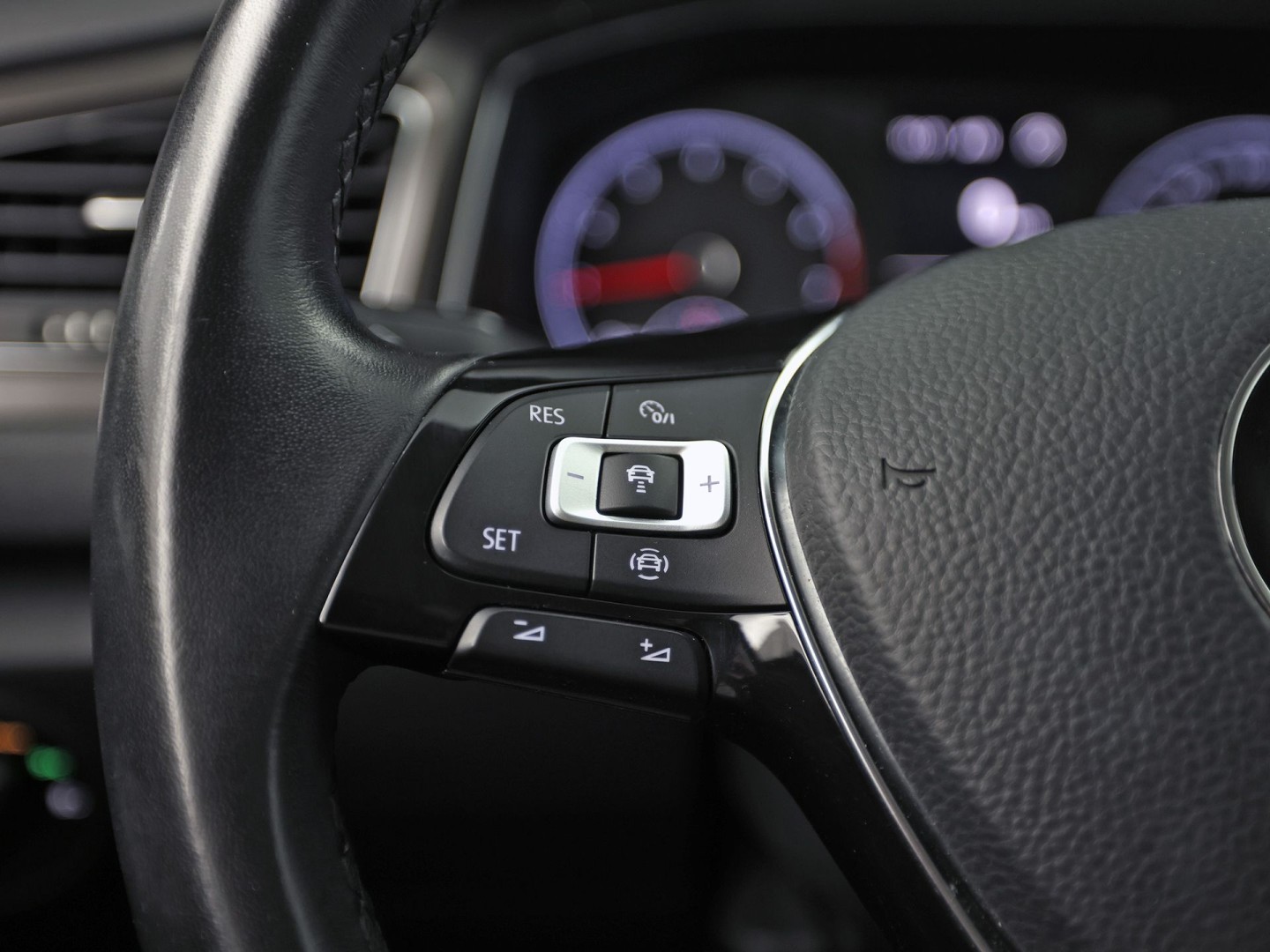 Volkswagen T-Roc 1.0 TSI Sport (APPLE CARPLAY, GROOT NAVI, CLIMATE, STOELVERWARMING, TREKHAAK, SPORTSTOELEN, PARKEERSENSOREN, ADAPTIVE CRUISE, NIEUWSTAAT)