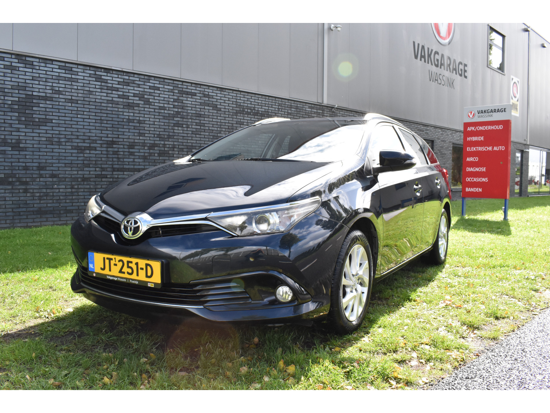Toyota Auris Touring Sports 1.2T Aspiration Limited Navi Trekhaak Parkeer camerafoto’s volgen