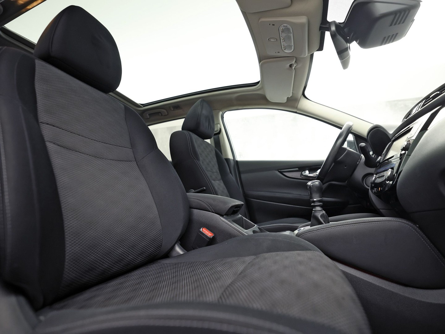 Nissan Qashqai 1.2 N-Connecta Sport (PANORAMADAK, NAVIGATIE, 360 CAMERA, SPORTSTOELEN, GETINT GLAS, TREKHAAK, CRUISE, NIEUWSTAAT)