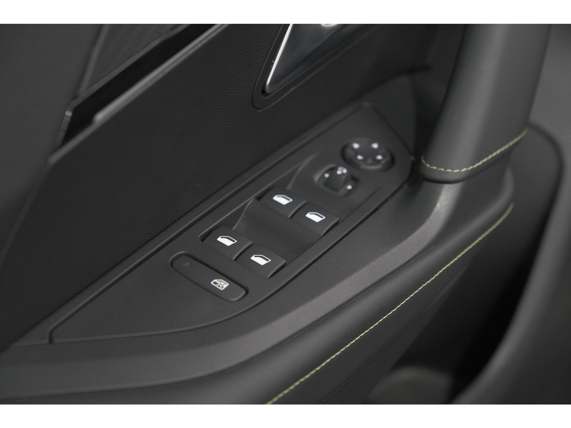 Peugeot e-2008 EV GT Avantage 54 kWh | 96.8% SOH | 11 KW Lader | 360 Camera | Panoramadak | Dodehoekdetectie