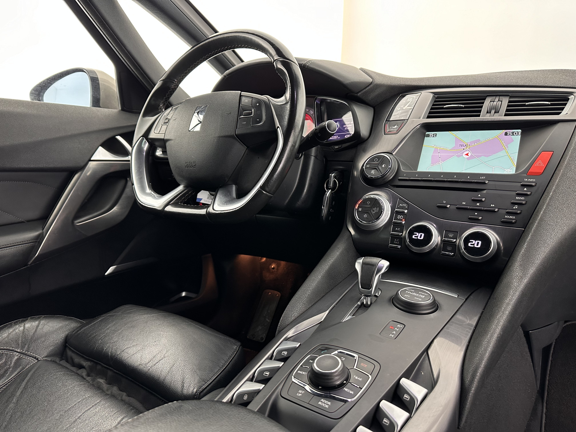 Citroën DS5 2.0 Hybrid4 Business Executive AWD Aut. *PANO | XENON | LEATHER | MEMORY-PACK | NAVI-FULLMAP | KEYLESS | CAMERA | HEAD-UP | MASSAGE | CRUISE | SPORT-SEATS | TOWBAR | 17"ALU*