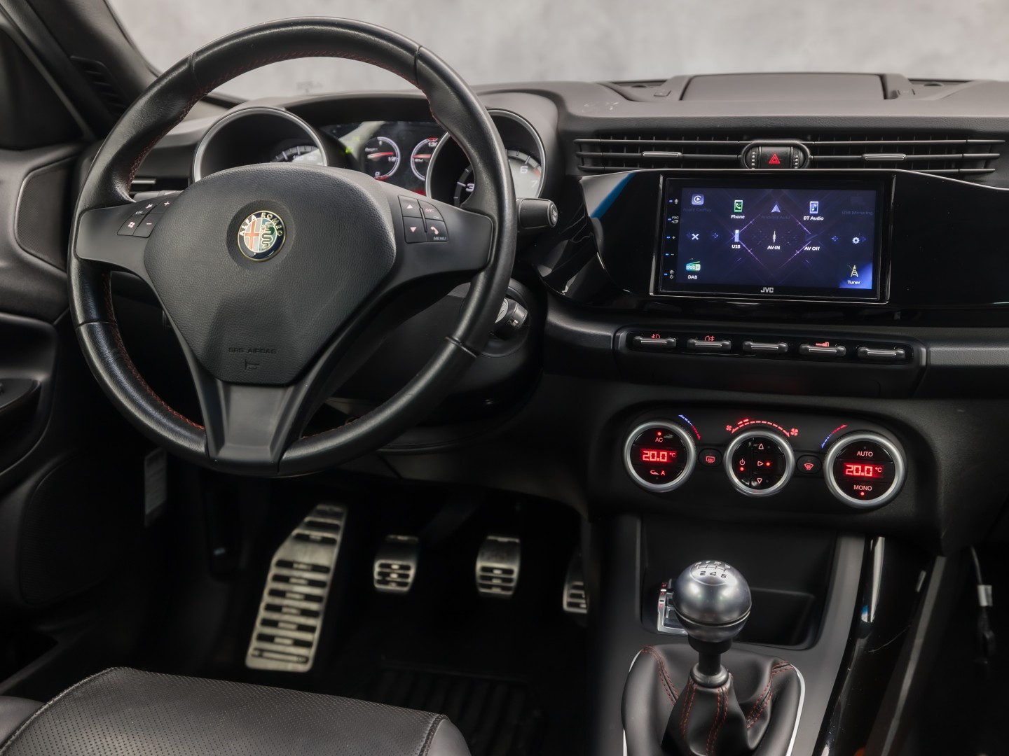 Alfa Romeo Giulietta 1.7 TBi Quadrifoglio Verde Sport 235Pk (APPLE CARPLAY, CLIMATE, GETINT GLAS, SPORTSTOELEN, LEDER, CRUISE, NIEUWSTAAT)