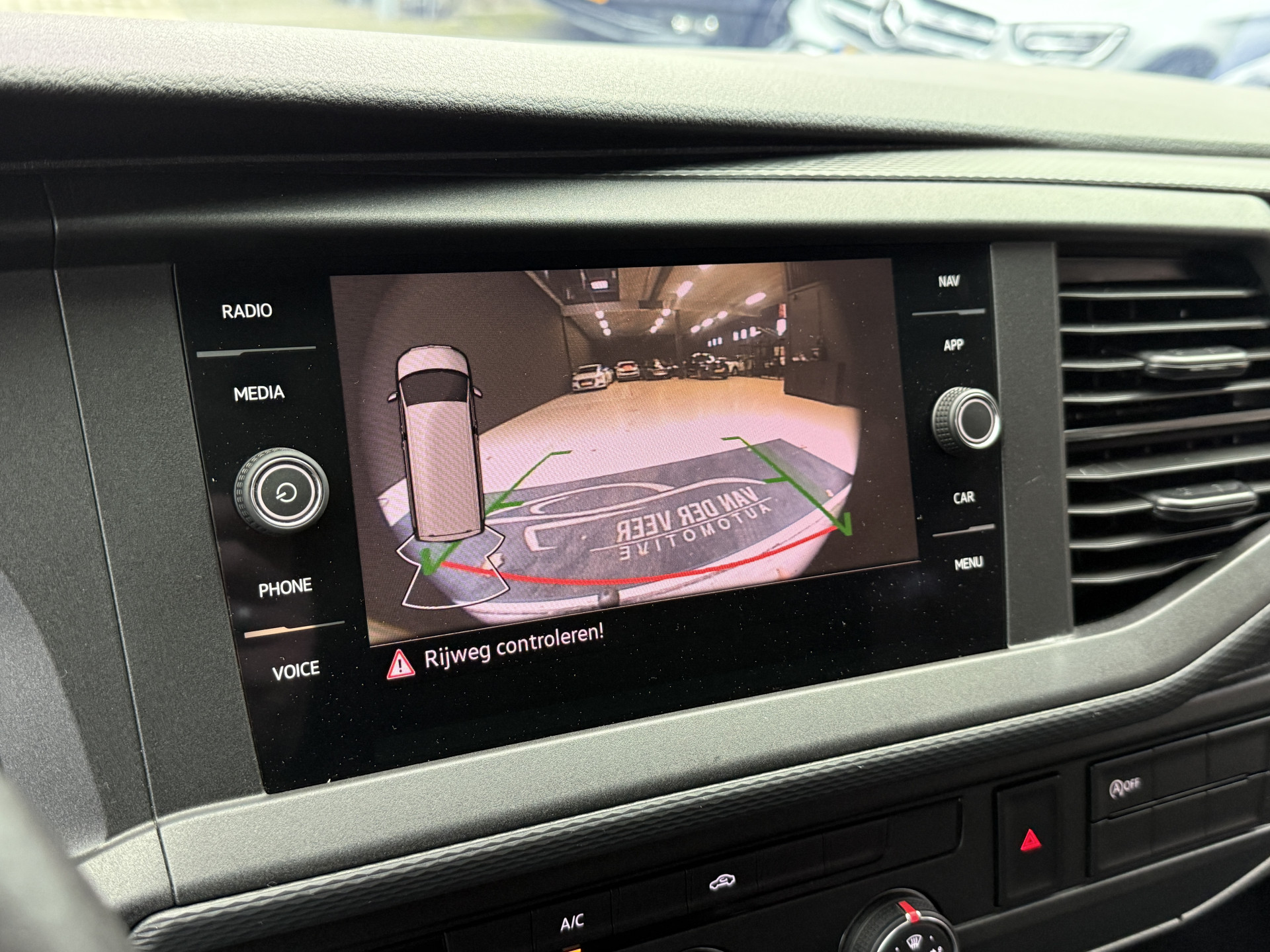 Volkswagen Transporter 2.0 TDI L2H1 30 DC Highline | Origineel NL | Apple carplay  | Camera | Trekhaak |