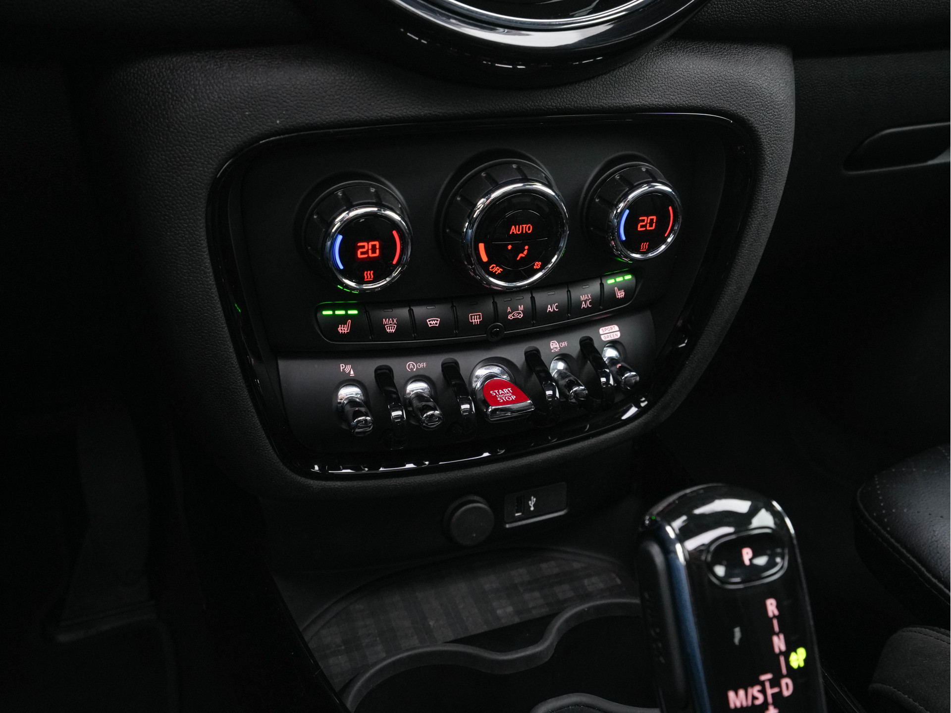 MINI Mini Clubman 2.0 Cooper S ALL4  Premier Plus JCW (INCL-BTW) Aut * PANO | LEATHER | FULL-LED | HEATED-SPORTSEATS | DIGI-COCKPIT | AMBIENT-LIGHT | PRIVACY-GLASS | HEAD-UP | PDC | CAMERA | DAB  | KEYLESS | TOWBAR | 18"ALU*