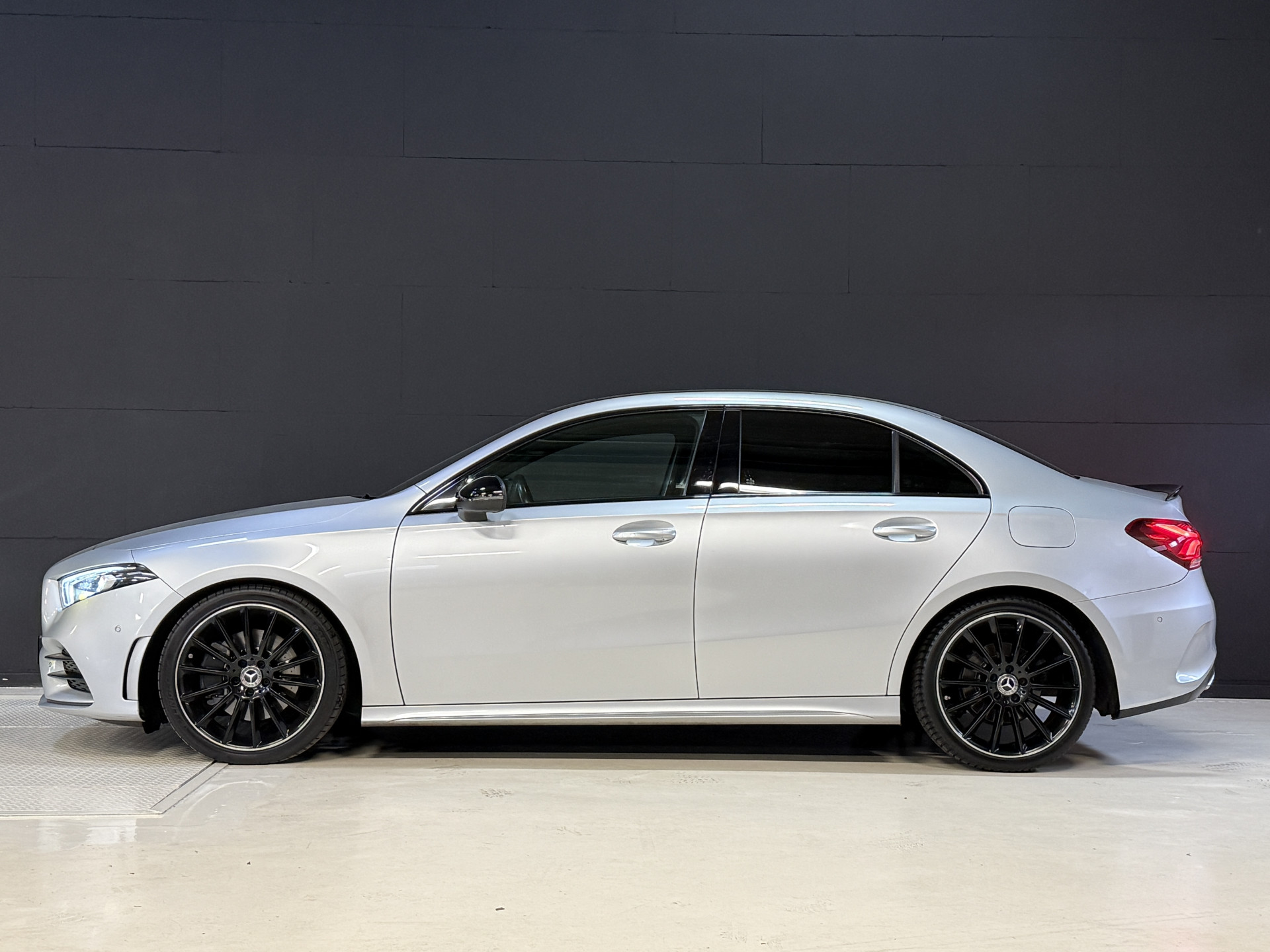 Mercedes-Benz A-klasse 220 4MATIC Premium | Panoramadak | Sfeerverlichting | Camera