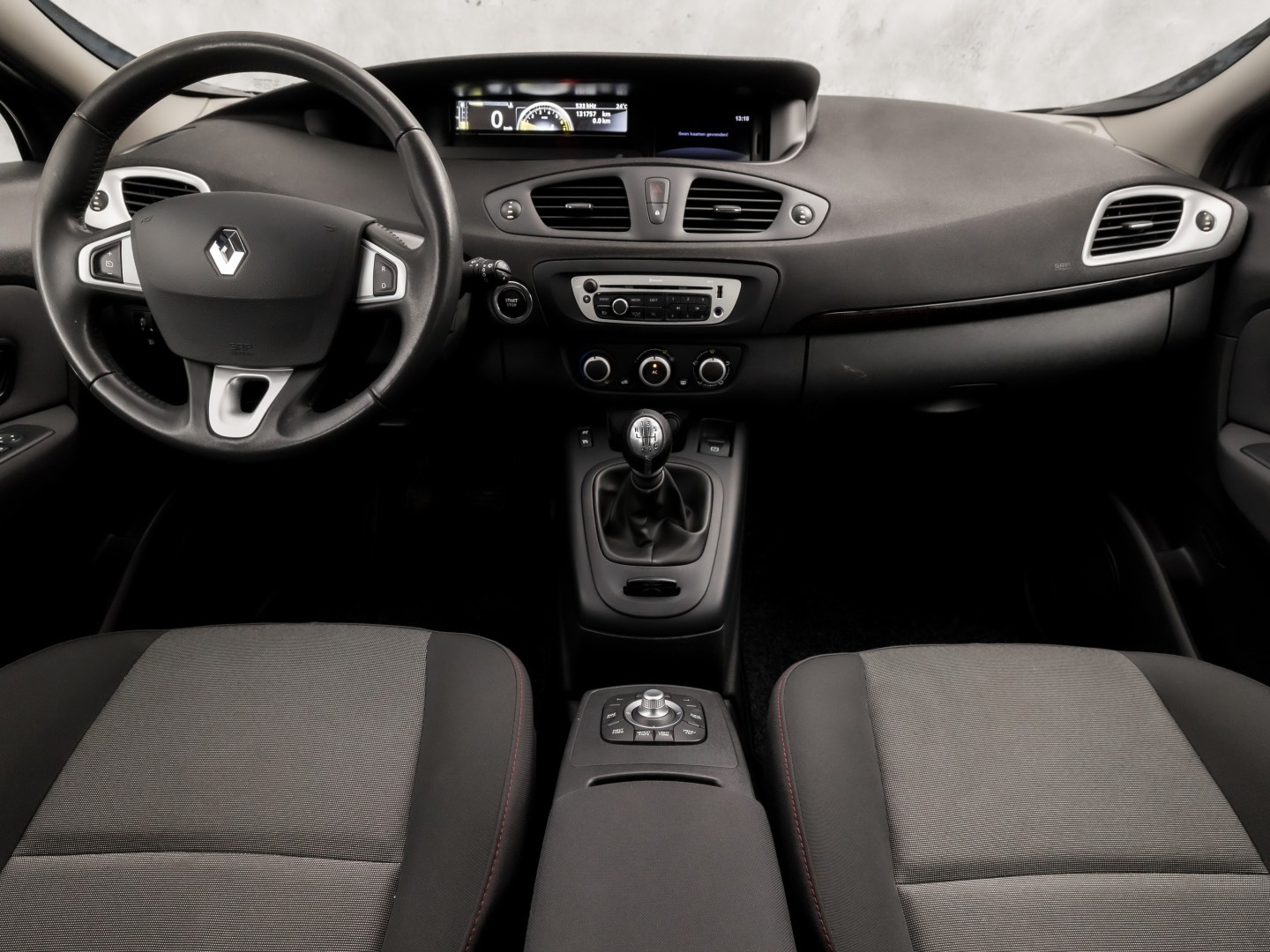 Renault Scénic 1.6 Sport (NAVIGATIE, AIRCO, CRUISE, TREKHAAK, SPORTSTOELEN, NIEUWE APK, NIEUWSTAAT)