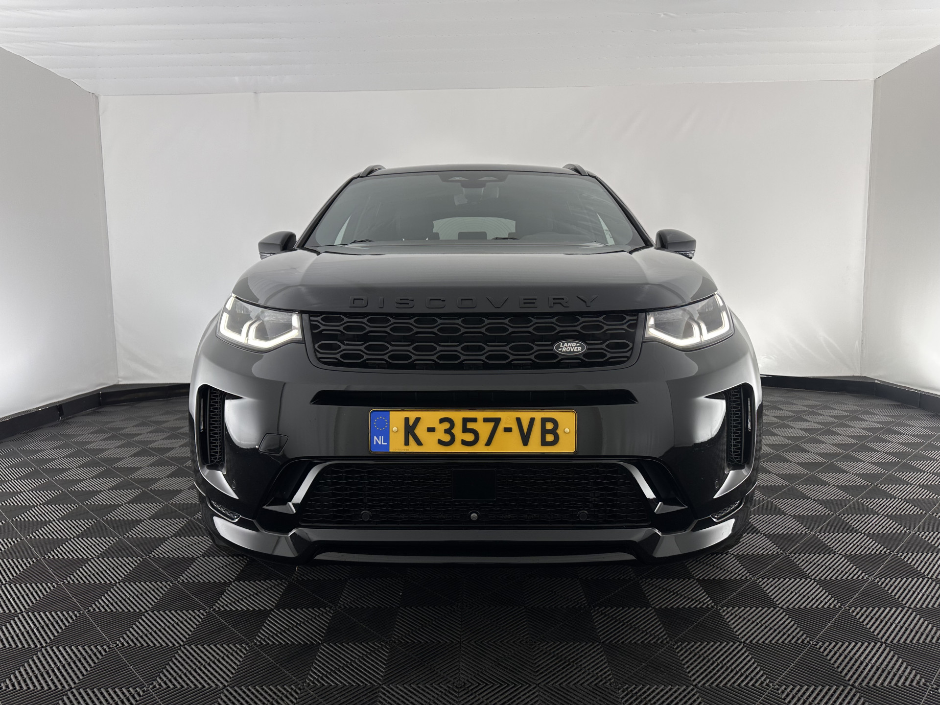 Land Rover Discovery Sport P300e 1.5 R-Dynamic HSE Black Exterior Pack AWD (Plug-in) (INCL-BTW) *LEATHER | FULL-LED | DIGI-COCKPIT | MERIDIAN-AUDIO | BLINDSPOT | KEYLESS | SHIFTPADDLES | PRIVACYGLASS | NAVI-FULLMAP | ECC | MEMORY-PACK | PDC | CRUISE | 20'