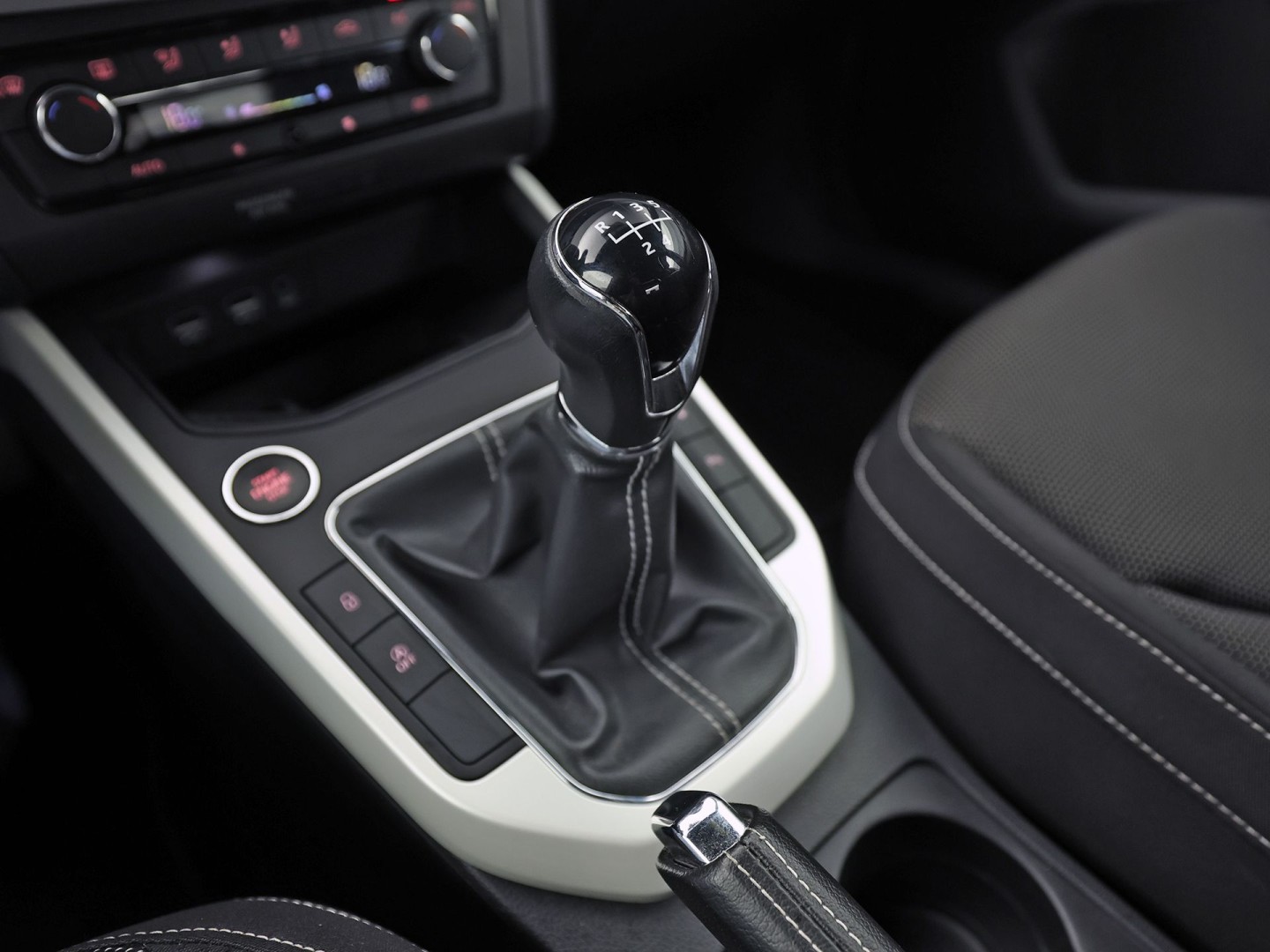 SEAT Arona 1.0 TSI Sport (APPLE CARPLAY, GROOT NAVI, CLIMATE, ZWART HEMEL, SPORTSTOELEN, PARKEERSENSOREN, ELEK PAKKET, CRUISE, NIEUWSTAAT)
