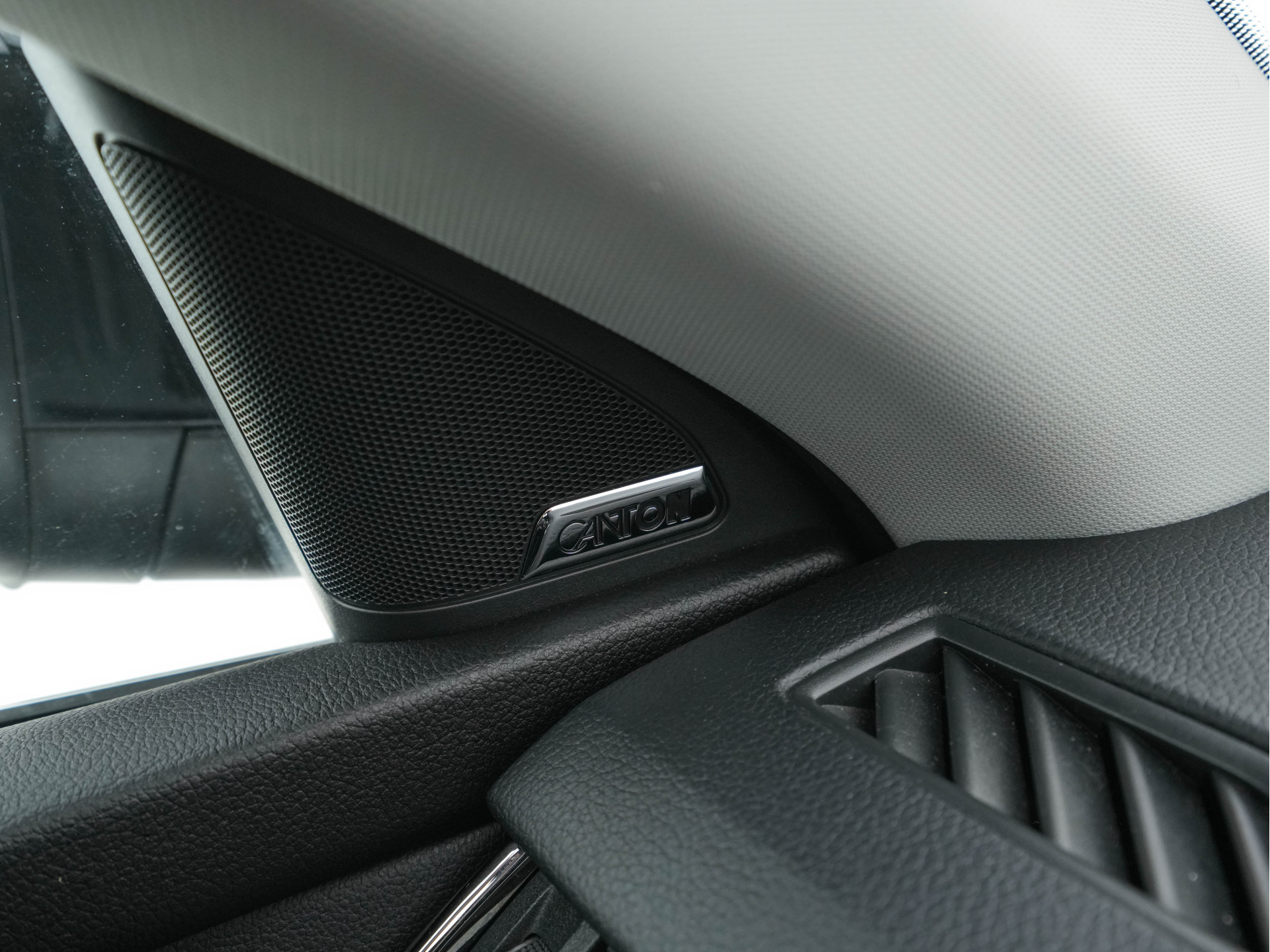 ŠKODA Octavia 1.0 TSI Greentech Style Business (INCL-BTW) Aut. *LEATHER-ALCANTARA | NAVI-FULLMAP | FULL-LED | CANTON-AUDIO | KEYLESS | DAB | HEATED-COMFORTSEATS | ECC | PARKPILOT | SHIFT-PADDLES | CRUISE | PRIVACY-GLASS | 18"ALU*