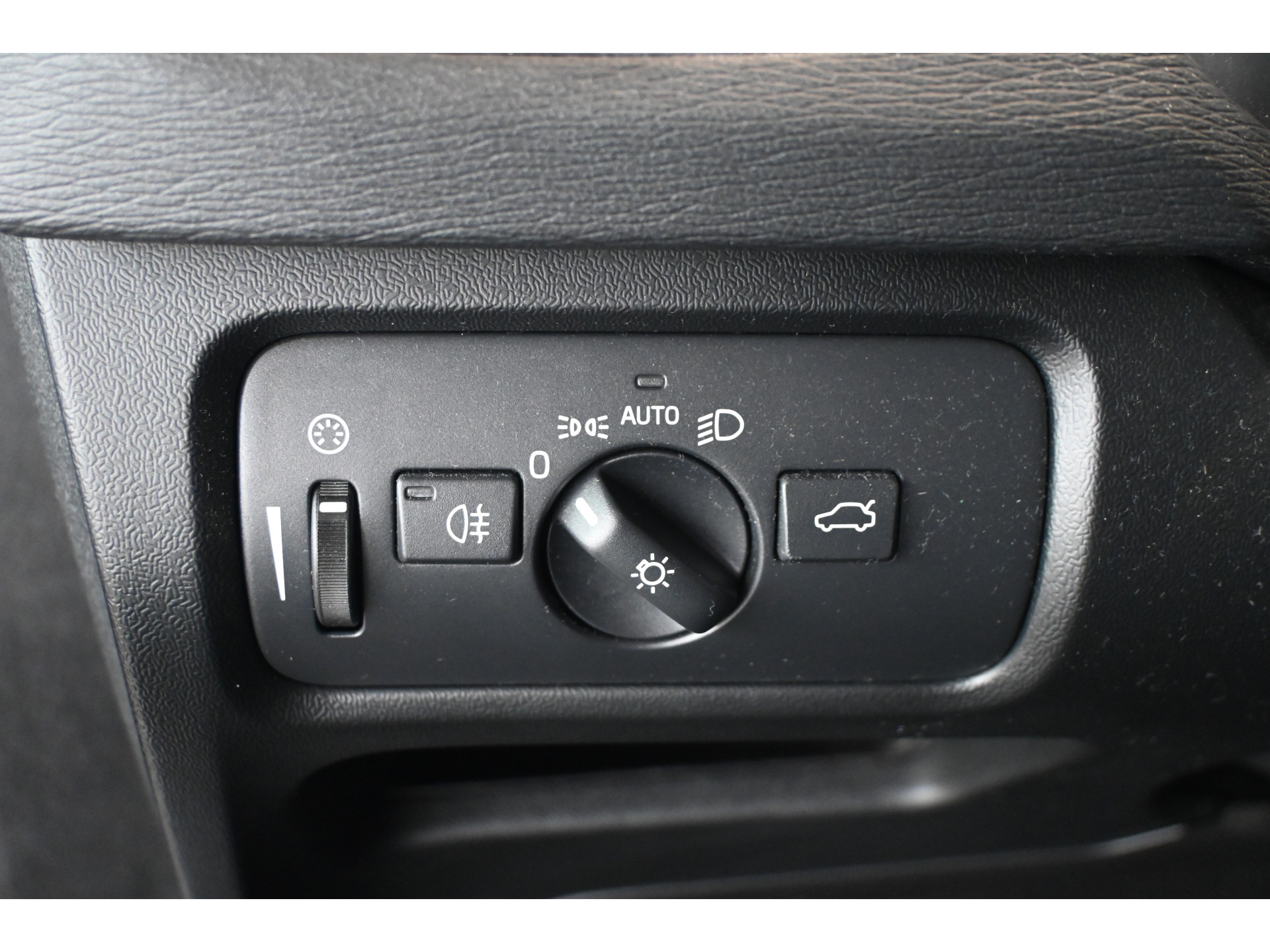Volvo V40 2.0 T2 Momentum Nap Clima Cruise control Trekhaak Navigatie Stoelverwarming Goed onderhouden! Inruil Mogelijk!