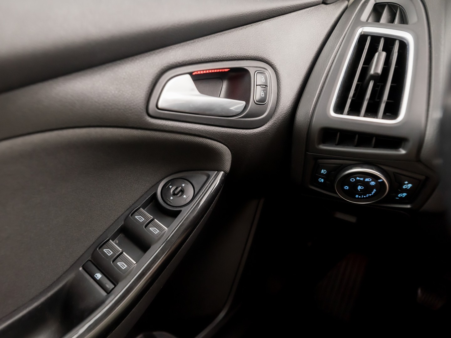 Ford Focus Wagon 1.0 Titanium Sport (APPLE CARPLAY, NAVIGATIE, CLIMATE, GETINT GLAS, SPORTSTOELEN, KEYLESS, PARKEERSENSOREN, NIEUWE APK, NIEUWSTAAT)