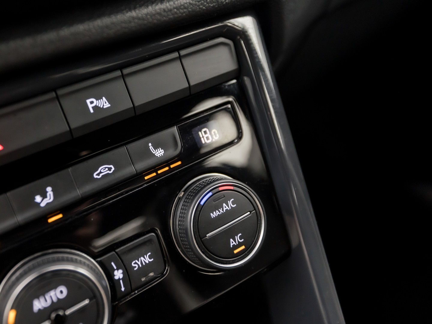 Volkswagen T-Roc 1.5 TSI Sport 150Pk (APPLE CARPLAY, GROOT NAVI, CLIMATE, STOELVERWARMING, ZWART HEMEL, LED KOPLAMPEN, SPORTSTOELEN, GETINT GLAS, ELEK ACHTERKLEP, ADAPTIVE CRUISE, NIEUWSTAAT)