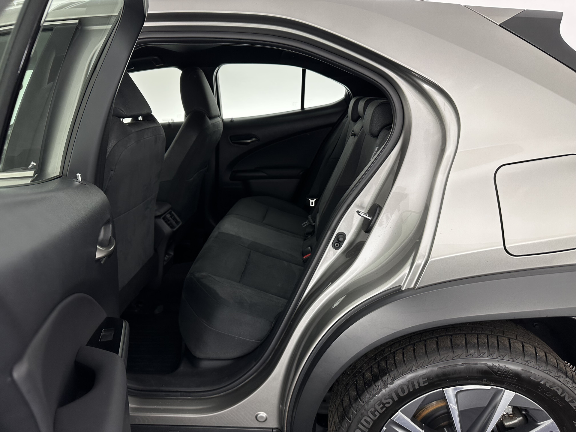 Lexus UX 300e Business 54 kWh (INCL-BTW) *HEATPUMP | MICROFIBRE | DIGI-COCKPIT | FULL-LED | NAVI-FULLMAP | DAB+ | KEYLESS | CAMERA | COMFORTSEATS | ECC | CARPLAY | SHIFTPADDLES | BLINDSPOT | ADAPTIVE-CRUISE | 17''ALU*