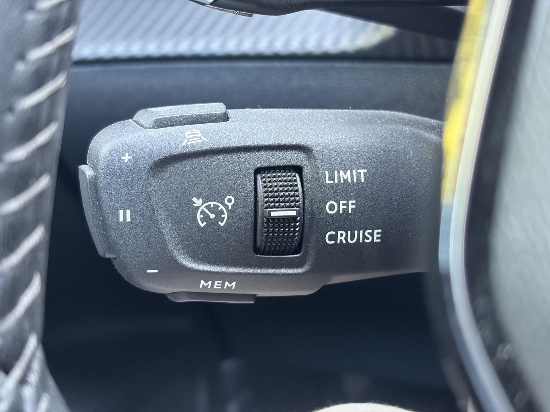 Peugeot 2008 1.2 PureTech Allure ✓Recent beurt gehad✓D-riem vv in 06-2025✓360° Camera✓Draadloze telefoonlader✓Carplay✓Keyless✓Automaat✓Trekhaak✓Halfleder✓Navi✓Clima✓Cruise✓131pk✓Lm velgen✓2e Eigenaar✓Pdc V+A✓Rijstrooksensor✓N.A.P✓Apk tot 04-2028
