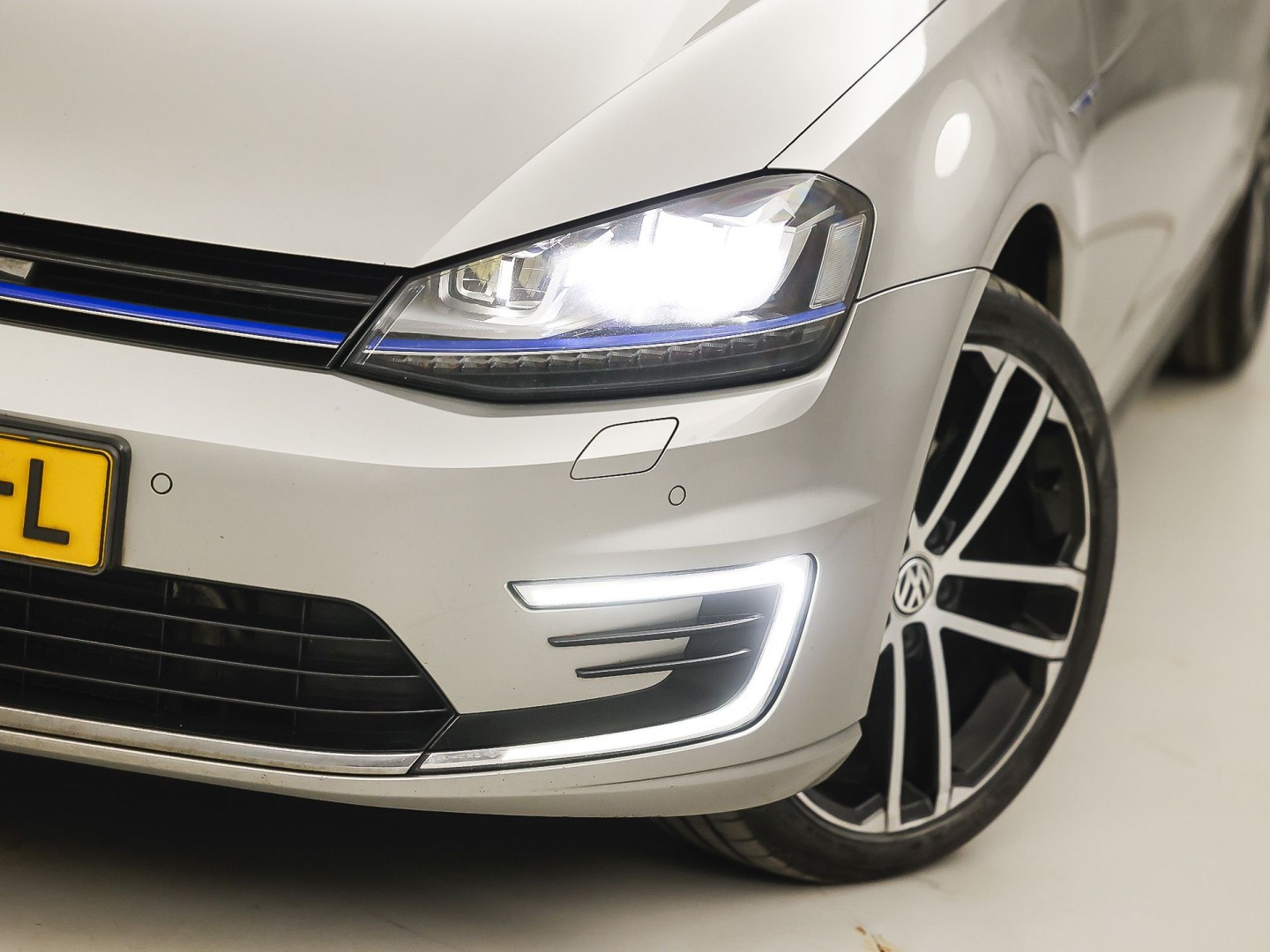 Volkswagen Golf 1.4 TSI GTE 204Pk Automaat (APPLE CARPLAY, NAVIGATIE, SOH 79,4%, CLIMATE, STOELVERWARMING, SPORTSTOELEN, GETINT GLAS, LED KOPLAMPEN, CRUISE, NIEUWSTAAT)
