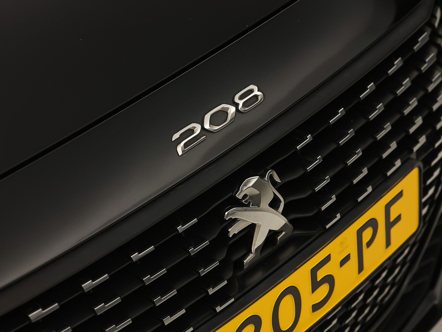 Peugeot 208 1.2 PureTech Sport Automaat (APPLE CARPLAY, KEYLESS, PARKEERSENSOREN, SPORTSTOELEN, CRUISE, LANE ASSIST, NIEUWE APK, NIEUWSTAAT)
