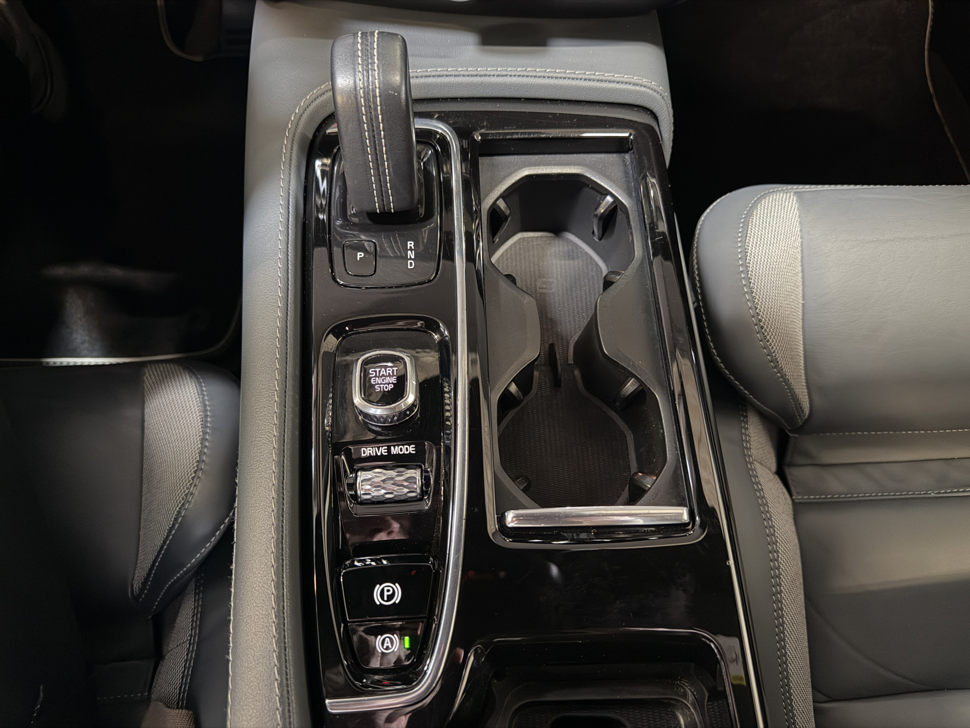 Volvo V60 2.0 T8 Recharge AWD R-Design | Elektr. trekhaak | Camera | Stoel/stuurverwarming | Carplay | Adaptive cruise