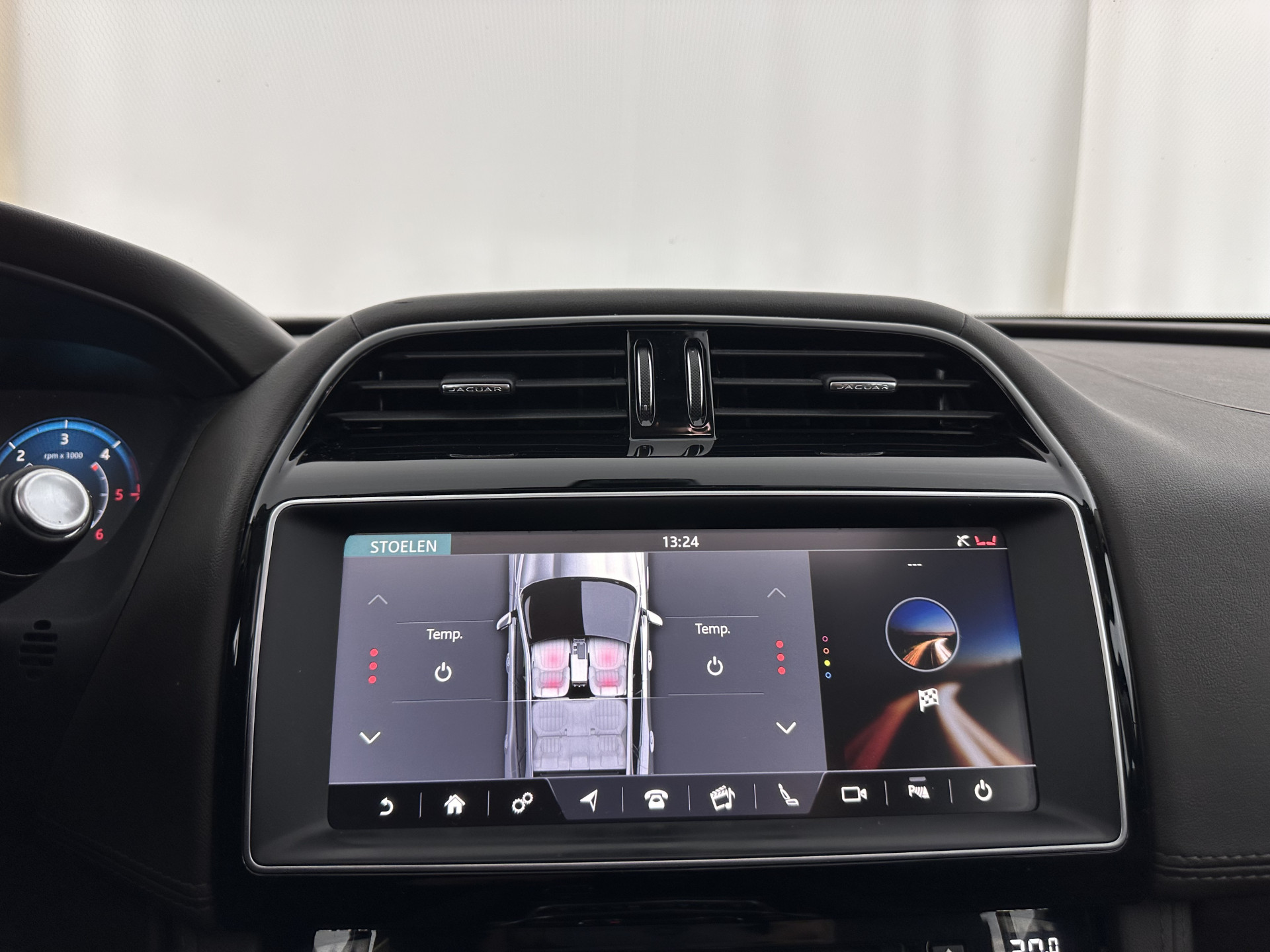 Jaguar F-PACE 3.0d First Edition AWD (INCL-BTW) Aut. *PANO | LEATHER | XENON | MEMORY-PACK | DIGI-COCKPIT | MERIDIAN-SOUND | NAVI-FULLMAP | CAMERA | HEATED-COMFORTSEATS | AMBIENTLIGHT | SHIFTPADDLES | ECC | PDC | CRUISE | TOWBAR