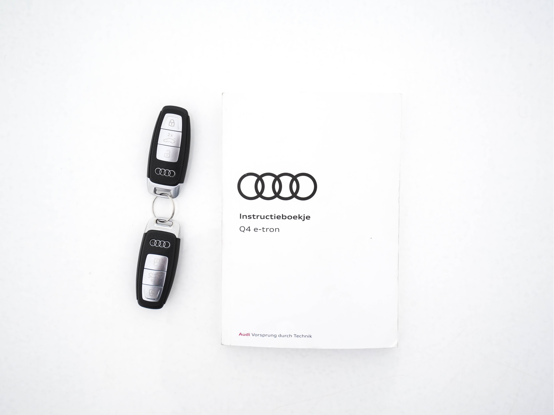 Audi Q4 e-tron 40 S-line Launch edition Competition 77 kWh [ 3-Fase-11kW ] {SOH-93%} (INCL-BTW) *HEATPUMP | LEATHER-FABRIC | SONOS-AUDIO | MATRIX-LED | ADAPTIVE-CRUISE | HEATED-SPORTSEATS | AMBIENTLIGHT | DIGI-COCKPIT | CAMERA | KEYLESS | DAB+ | NAVI-FULL