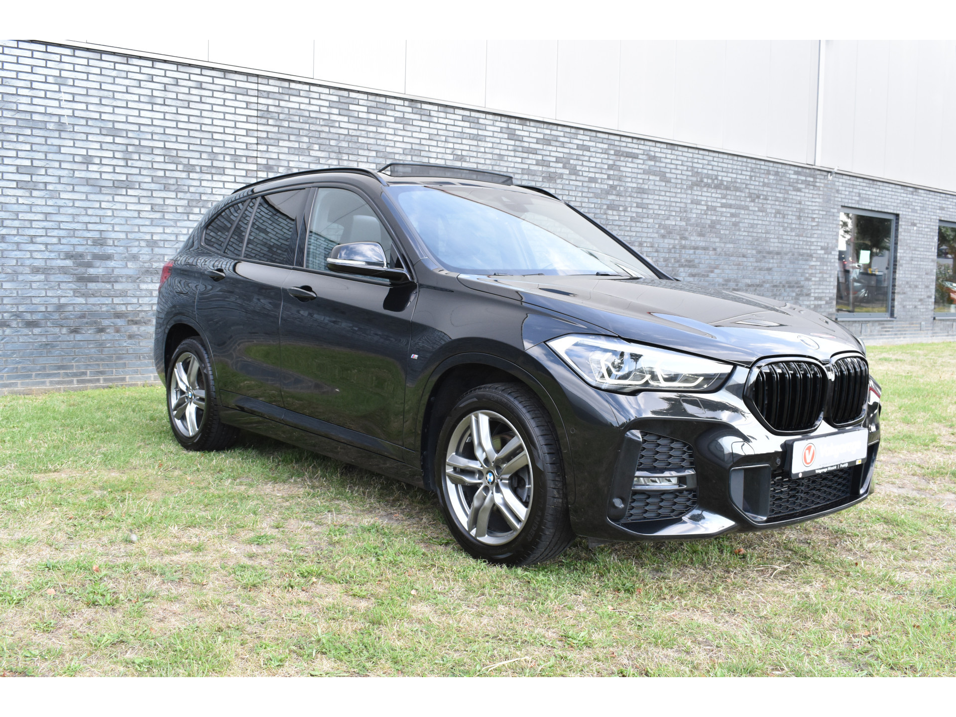 BMW X1 sDrive18i M-Pakket Carplay/Navi Panoradak Automaat Led Stoelverwarming