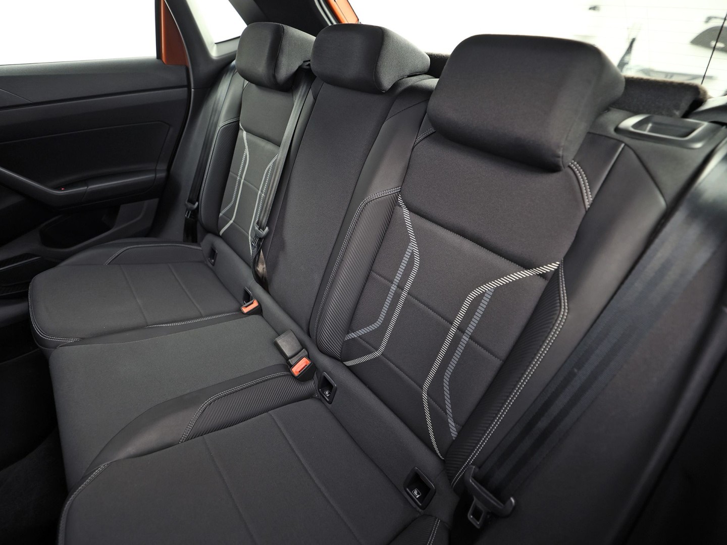 Volkswagen Polo 1.0 TSI Sport Automaat (VIRTUAL COCKPIT, ZWART HEMEL, GROOT NAVI, TREKHAAK, LEDER, SPORTSTOELEN, GETINT GLAS, LM VELGEN, ADAPTIVE CRUISE, NIEUWSTAAT)